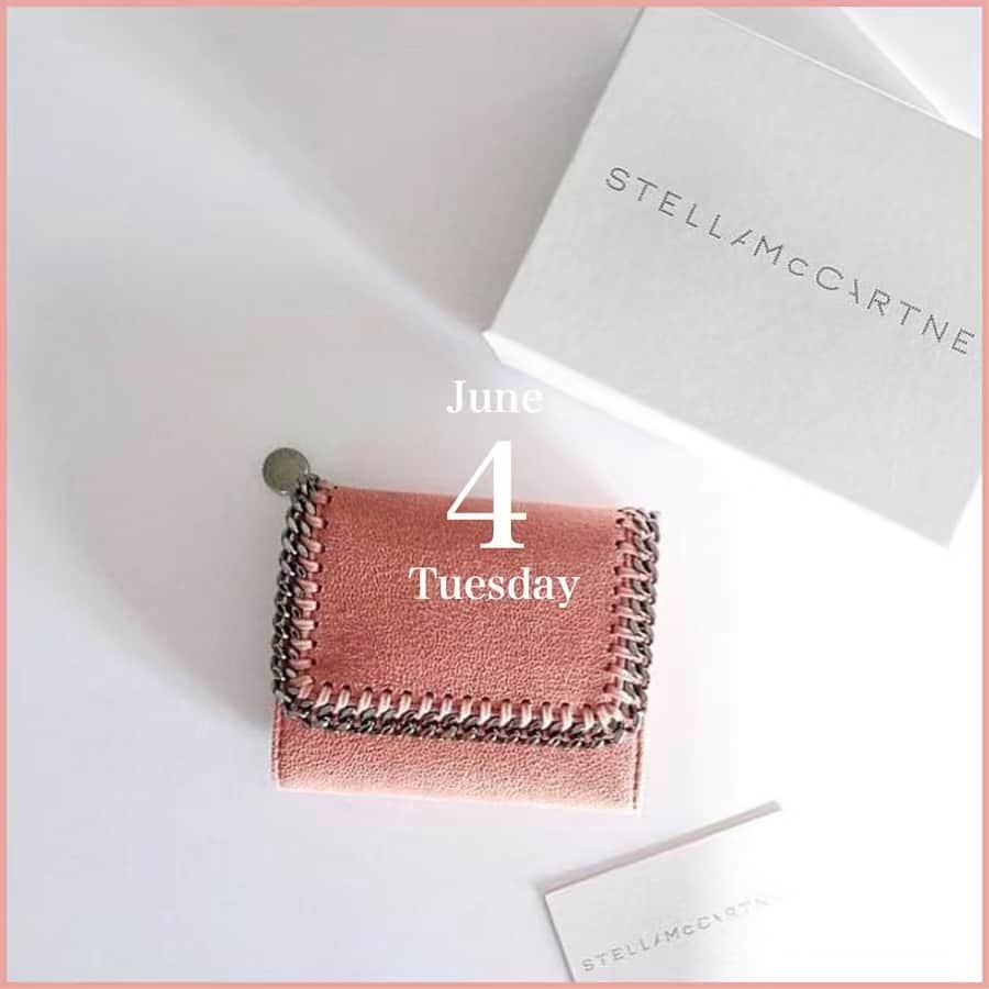 のインスタグラム：「June 4 , Tuesday ﻿﻿ ﻿﻿ 👛﻿ ﻿ ﻿ ﻿ みんなはどんなお財布を使ってる？﻿ ﻿ いま、お財布のトレンドはコンパクトなサイズ感の "ミニウォレット" 💕﻿ ﻿ 小さめのバッグにも入れられる便利アイテム！﻿ ﻿ ﻿ bisガール人気は miumiu 🌷﻿ スワイプしてみんなのミニウォレットをチェックしてね🍒﻿ ﻿﻿ ﻿﻿ ﻿﻿ #お財布 #ミニウォレット #ブランド #財布 #wallet #👛 #カバンの中身 #かばんの中身 #miumiu #gucci #ysl #saintlaurent #トレンド #コンパクト #ピンク #おさいふ #ブランド財布 #ファッション #japan #bis_web #stellamccartney #ステラ #ステラマッカートニー」