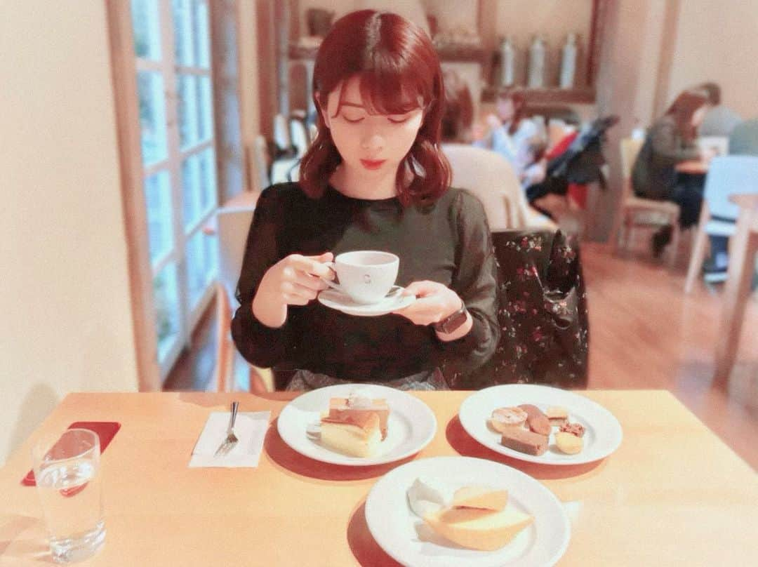 綾瀬麗奈さんのインスタグラム写真 - (綾瀬麗奈Instagram)「🧸🌟 . . あまいの食べたーい🤔🌸 無性にあまいの食べたくてうずうずする時あるよね。 それがいま！🤢🤢 我慢だー、我慢だー . . . #クラブハリエ守山玻璃絵館 #クラブハリエ #ペストリーブッフェ #ケーキバイキング #滋賀カフェ #守山カフェ #滋賀観光 #滋賀旅行 #綾瀬麗奈の食べログ . #綾瀬麗奈 #アイドル #役者 #名古屋 #nagoya #名古屋観光文化交流特命大使 #御朱印ガール #トレーニング女子 #荒野行動女子 #りんご飴 #ディズニー」6月4日 21時48分 - ayasereina