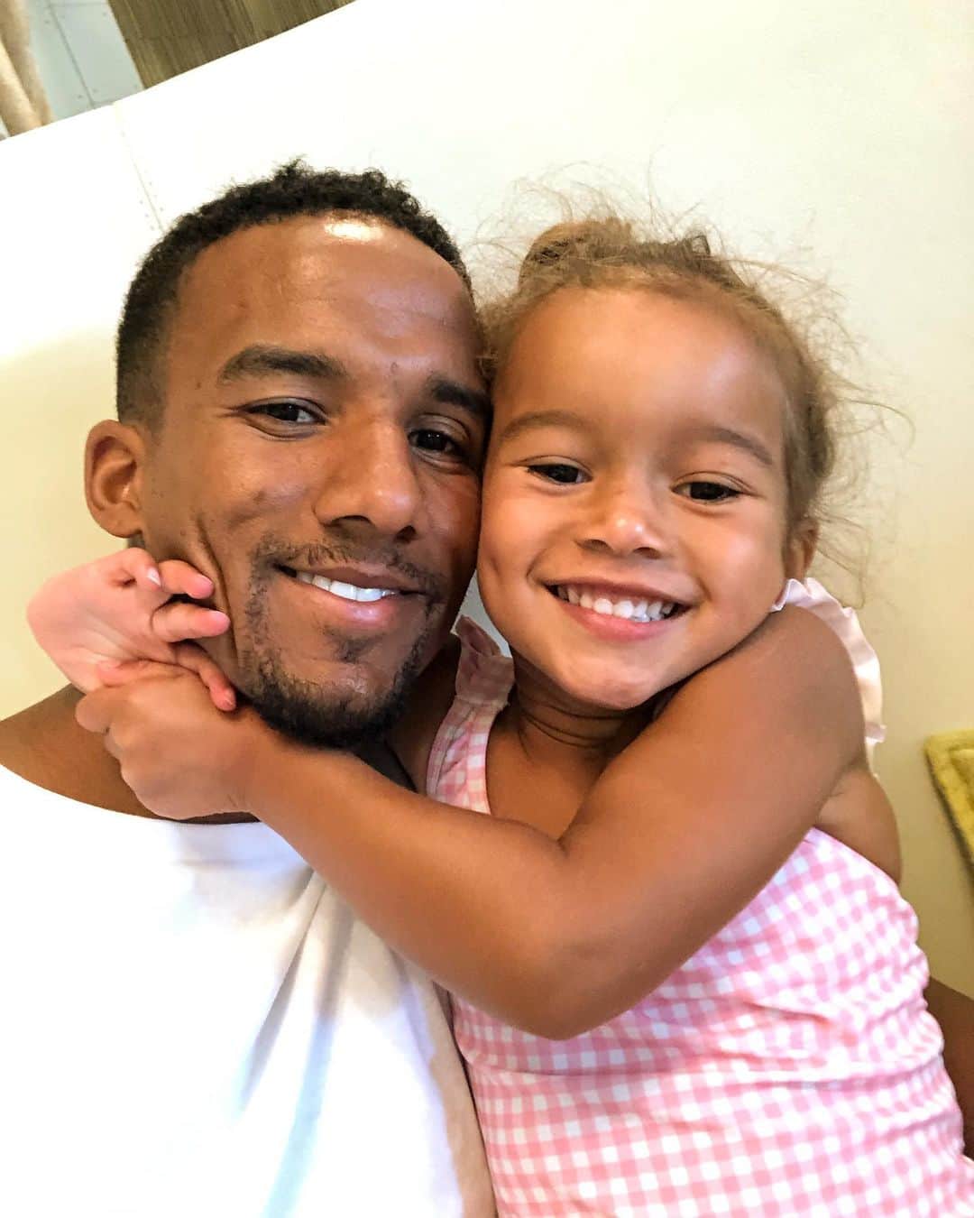 スコット・シンクレアのインスタグラム：「“I hug you and I squeeze you”♥️#babygirl #daughter #princess」