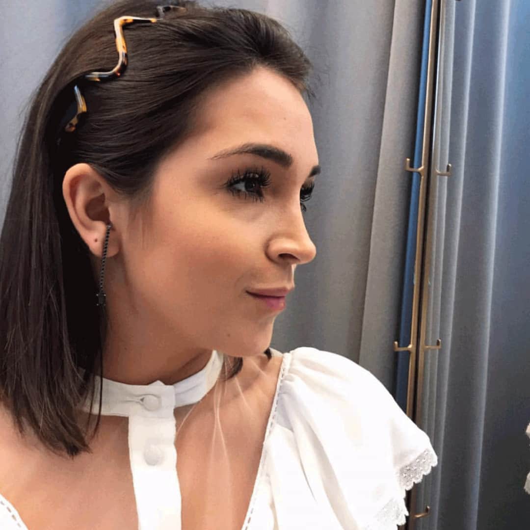 のインスタグラム：「Em tempos de acessórios de cabelo SUPER em alta, usar uma linda tiara é ideia hiper fácil para dar aquele charminho (e ainda segurar a franja se for o caso!). 💁📷 @bkconceptstore  Para comprar, acesse nosso ecommerce, o link está na BIO.  #alexandredeparis #beauty #creativedesign #getthelook #hairstyle #originaldesign」
