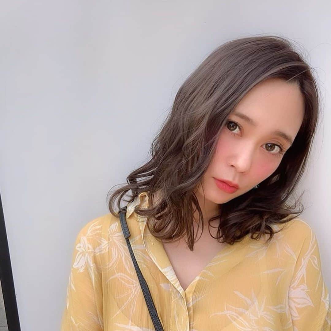 本田しおりのインスタグラム：「ハイトーンから落ち着いたカラーに  神ちゃんカラー @ogamiksk  オーダー通りの良き色なりました  180点差し上げたいです👏」