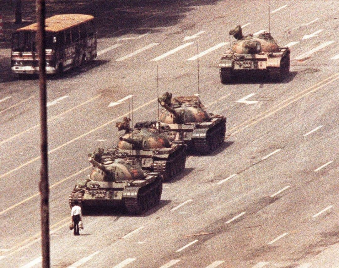 ルモンドさんのインスタグラム写真 - (ルモンドInstagram)「En juin 1989, le correspondant du « Monde » decrivait l’horreur de ces jours en Chine où des « dizaines de milliers d’intellectuels, contestataires ou pauvres pions broyés sur l’échiquier de la politique chinoise » ont perdu la vie parce qu’ils « ont eu la mauvaise idée de penser librement ». Nous le reproposons aujourd’hui, trente ans après la répression sanglante du mouvement de Tiananmen. Cliquer sur le lien en bio. - Un homme, seul, face à une ligne de chars, canons pointés en sa direction, le 5 juin 1989, près de la place Tiananmen à Pékin, en Chine. Photo : Reuters (@reuters) - #Chine #Tiananmen30」6月4日 22時02分 - lemondefr