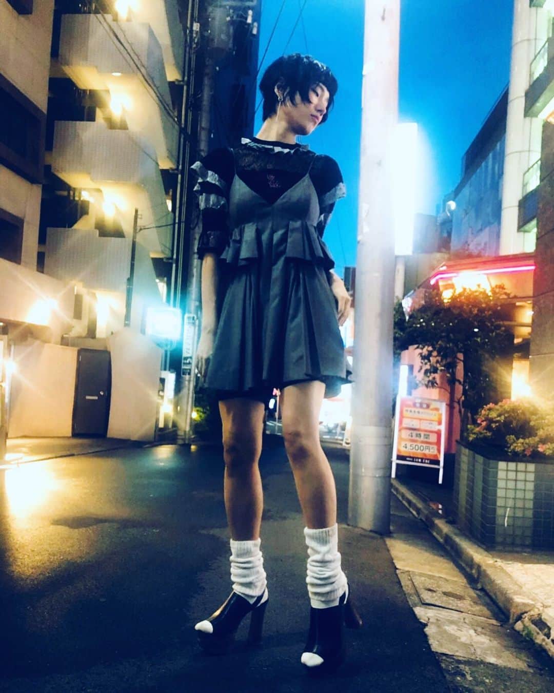 水野しずのインスタグラム：「ヘアメイクアガりすぎて、楽屋で時間気にしてる吉田豪さんを放置して渋谷の路上ろるらりとガンダして写真撮ってた🌴😹🤳💜💜」