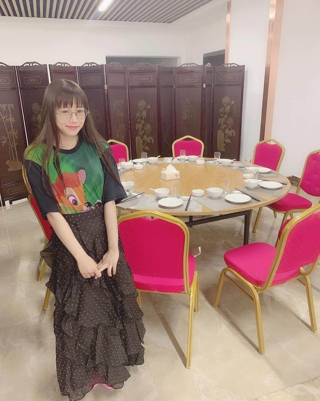 宮内桃子さんのインスタグラム写真 - (宮内桃子Instagram)「中国5日目🇨🇳🥢 シャワーを浴びた後なのでおかしな格好してますが 今日は丸テーブルで食事。  中国の食事といえばこのイメージでしたが🍥 今日初めて出会えました。  肉まんとか天津系には🍑 まだ出会えてませんので 食べる機会があればいいなぁ。  #今日のコーデ #今日の服装 #中国」6月4日 21時55分 - bakemonomomo