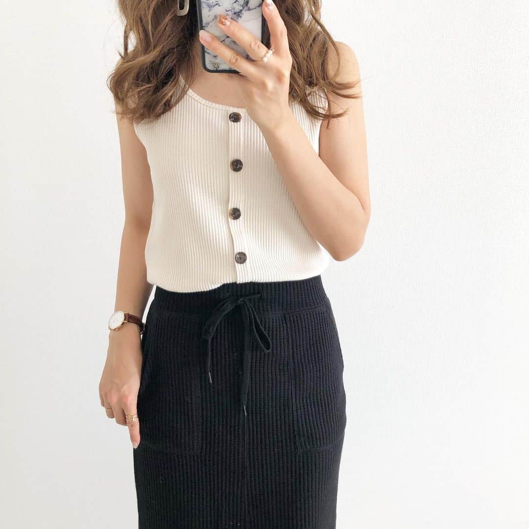 Miyoさんのインスタグラム写真 - (MiyoInstagram)「2019.6.4 ・ 最近のGU購入品で上下GUコーデ☺️❤️ ・ 着用サイズなどコーデ詳細はブログに書いてます👌🏻💕 楽天スーパーセール購入品も載せてます☺️❤️ @miyopu のトップページからとべます♡ ・ #フロントボタンタンクトップ …#GU #ワッフルドローストリングナロースカート …#ジーユー クリアサンダル…GU バッグ…#ZARA @donobanweb サンダル…#ザラ スニーカー…#コンバース キャップ…#thenorthface#ノースフェイス ピアス… @zakkabox_ 時計…#ダニエルウェリントン ・ ・ ・ #GU購入品#スカートコーデ#ママコーデ#ママファッション#プチプラファッション#プチプラコーデ#シンプルコーデ#カジュアルコーデ#スニーカーコーデ#ザラコーデ#ザラジョ#上下GU#GUコーデ#大人gu部#楽天#楽天roomに載せてます#大人可愛い#大人カジュアル#ママガール#locari」6月4日 21時55分 - miyopu