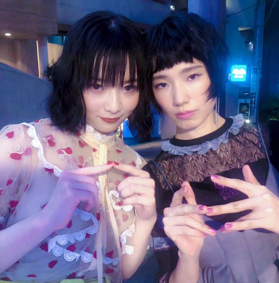 水野しずのインスタグラム：「水野しず&ろるらりのなんですかコレクション、ヘアメイクを先日の撮影でもお世話になったマキさん( @ohayosunn )にお願いしたら2人の服の刺繍、リップ、ネイルの色を全部揃えてくれた😹😹可愛すぎ〜〜🌴🙌🙌💄」