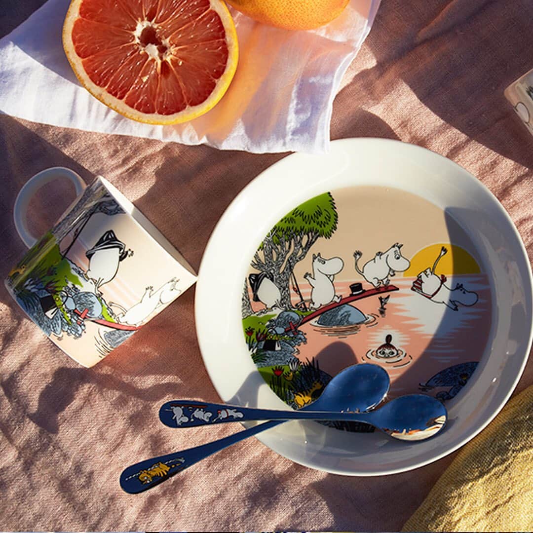 のインスタグラム：「【6/5（水）発売！】 北欧の洗練されたデザインが人気の”ARABIA（アラビア）”ムーミンシリーズ。 毎年恒例の夏季限定デザインがいよいよ発売です！✨ 今回のデザインは「イブニングスイム」。 数多く出ているムーミングッズの中でも1度は目にしたことがある方も多いこのシーンは コミックス『おさびし島のご先祖さま』のワンシーン。  沈みかけの太陽が海も茜色に染める夕暮れ時、海へ飛び込むムーミンママ、ムーミン、ムーミンパパ。 ムーミンたちはもちろんですが、夕暮れの空や夕暮れの太陽の色を移した海面の色使いがとても綺麗です😊  今回はマグカップ、プレート、ステンレススプーン2種。  さらに、昨年に引き続きアラビアのミニフィギュアも登場です。 今年はリトルミイとおしゃまさん（トゥーティッキ）。 ムーミン公式オンラインショップでは現在過去に発売されたムーミンとスノークのおじょうさんのミニフィギュアも再入荷していますので ぜひ合わせてチェックしてくださいね✨👍 ▼ムーミン公式オンラインショップPEIKKO 　アラビアシリーズはこちらから http://www.peikko-moomin.jp/fs/peikko/c/arabia-iittala  #moomin #muumi #ムーミン #arabia #アラビア #夏季限定デザイン #イブニングスイム #ミニフィギュア」