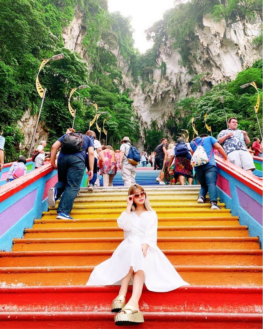 住谷杏奈さんのインスタグラム写真 - (住谷杏奈Instagram)「･ 🌈🌈🌈パワースポット旅🌈🌈🌈 ･ #Malaysia #KualaLumpur #batucaves  #バトゥ洞窟  #パワースポット #弾丸旅行 #1泊2日」6月4日 22時00分 - annasumitani