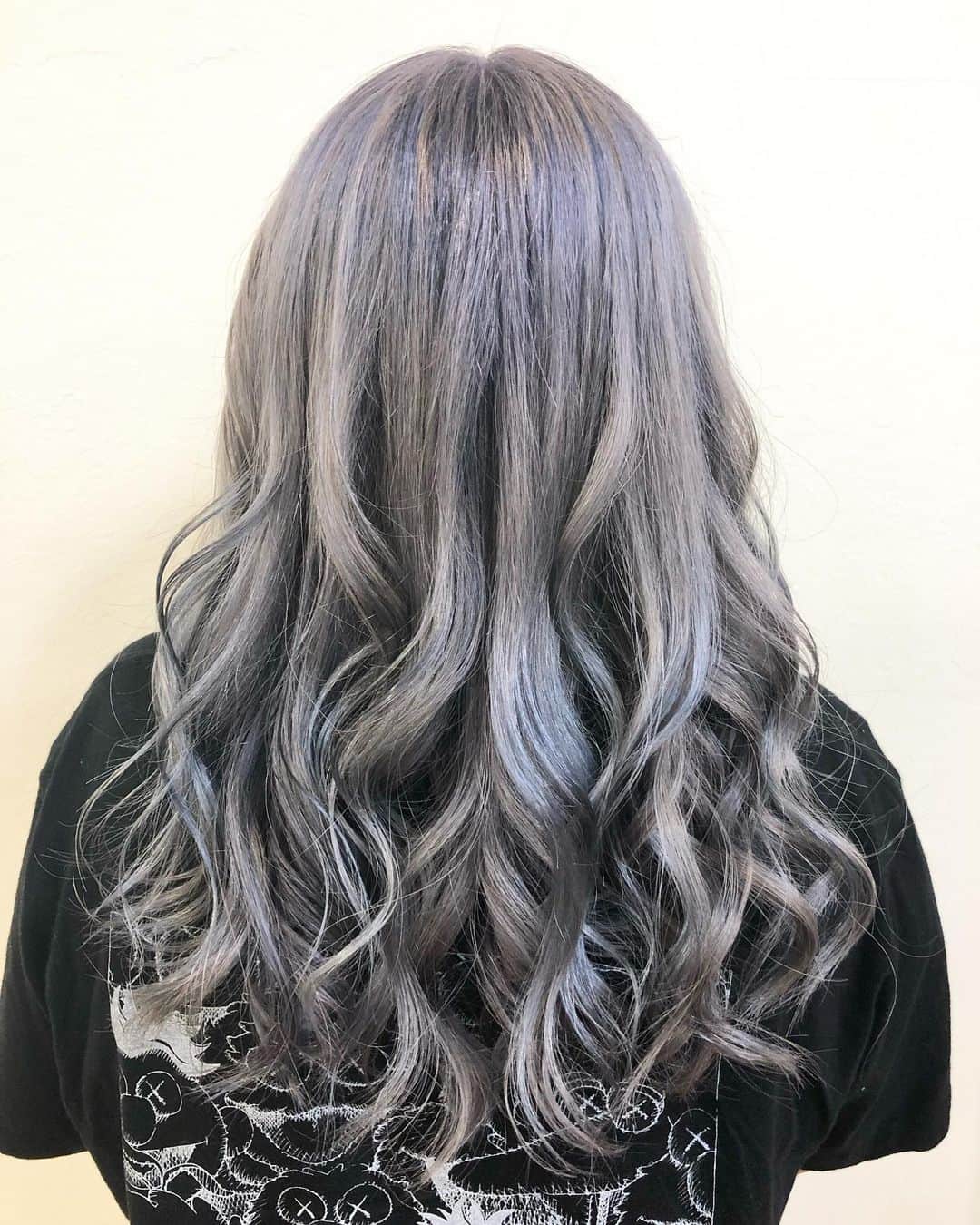 salon PRATiNO(サロンプラチノ)のインスタグラム：「. 💙シャイニーシルバーカラー💙. . とても可愛いシルバーカラー❣️ 髪質によってブリーチ1〜3回して カラーをのせたら出来上がります🤫 キラキラして透明感があり、美しいです💜  ハイトーンカラーもお任せください💜 . . 【CLAVIS PRATINO】 ◇月曜日～土曜日 11:00～20:00 ◇日曜日 11:00～18:00 ※時間外はお問い合わせください。 愛知県名古屋市中区錦3-4-19石垣ビル７Ｆ ☎︎052-962-7017 . . #hairstyle #hair #cornrow #clavispratino #pratino #hairsalon #FIBREPLEX #nagoya #haircolor #love #特殊ヘア #ブラックヘア  #コーンロウ #ブレイズ  #派手髪 #ヘアカラー  #外国人風カラー#バレイヤージュ #グラデーション  #美容室 #ヘアサロン #クラビスプラチノ #名古屋 #栄 #錦」