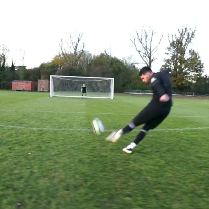 F2Freestylersのインスタグラム：「Rate this strike with an emoji..... 🤯🤯」