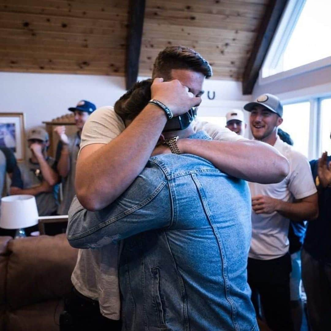 トロント・ブルージェイズさんのインスタグラム写真 - (トロント・ブルージェイズInstagram)「The moment dreams come true. #MLBDraft (📸: @wvubaseball)」6月4日 22時04分 - bluejays