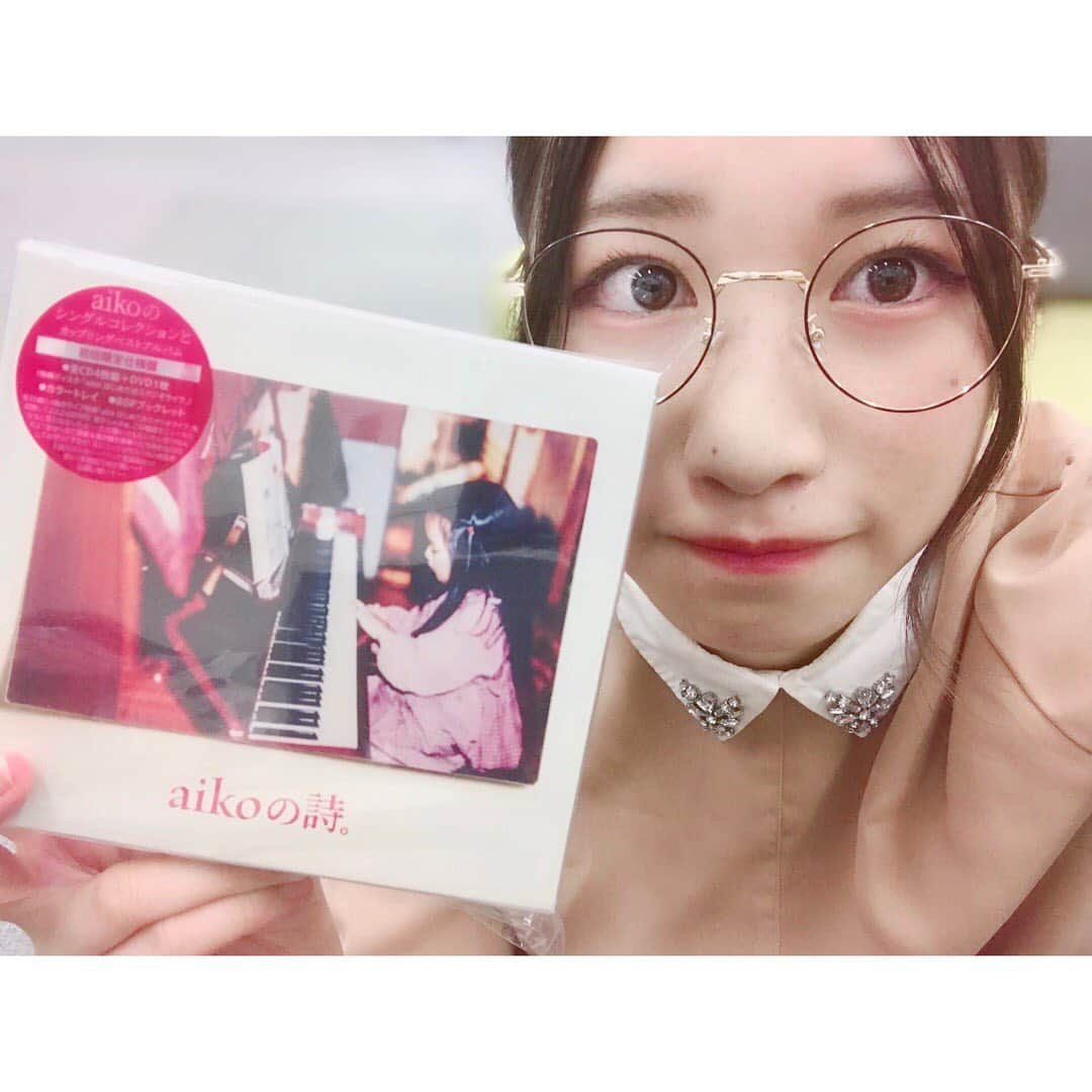 加藤一華さんのインスタグラム写真 - (加藤一華Instagram)「. 『 #aikoの詩。』💿 届いた嬉しいっ😳💕 . 私のaikoは幼少から、、。 aiko好きの母へ、父が プレゼントで買ってきた アルバム『夏服』で 本格的にはじまりました👕 . 中学の休みの日は レンタルCDショップに足しげく通い aikoのCD全部ウォークマンに入れたり MDにいれては整理して💽(時代。笑) . 高校で初めてできた友達も aikoファンな隣の席の子だったし、 まとめI、まとめIIをクラスの皆に 貸して仲良くなったりしたな〜😌笑 . 中学高校はaikoの曲とともにあり(T . T)💕 aikoの歌に出会えてよかった、、✨ . #aiko #me #cd #album #aikoジャンキー」6月4日 22時05分 - ichika_kato