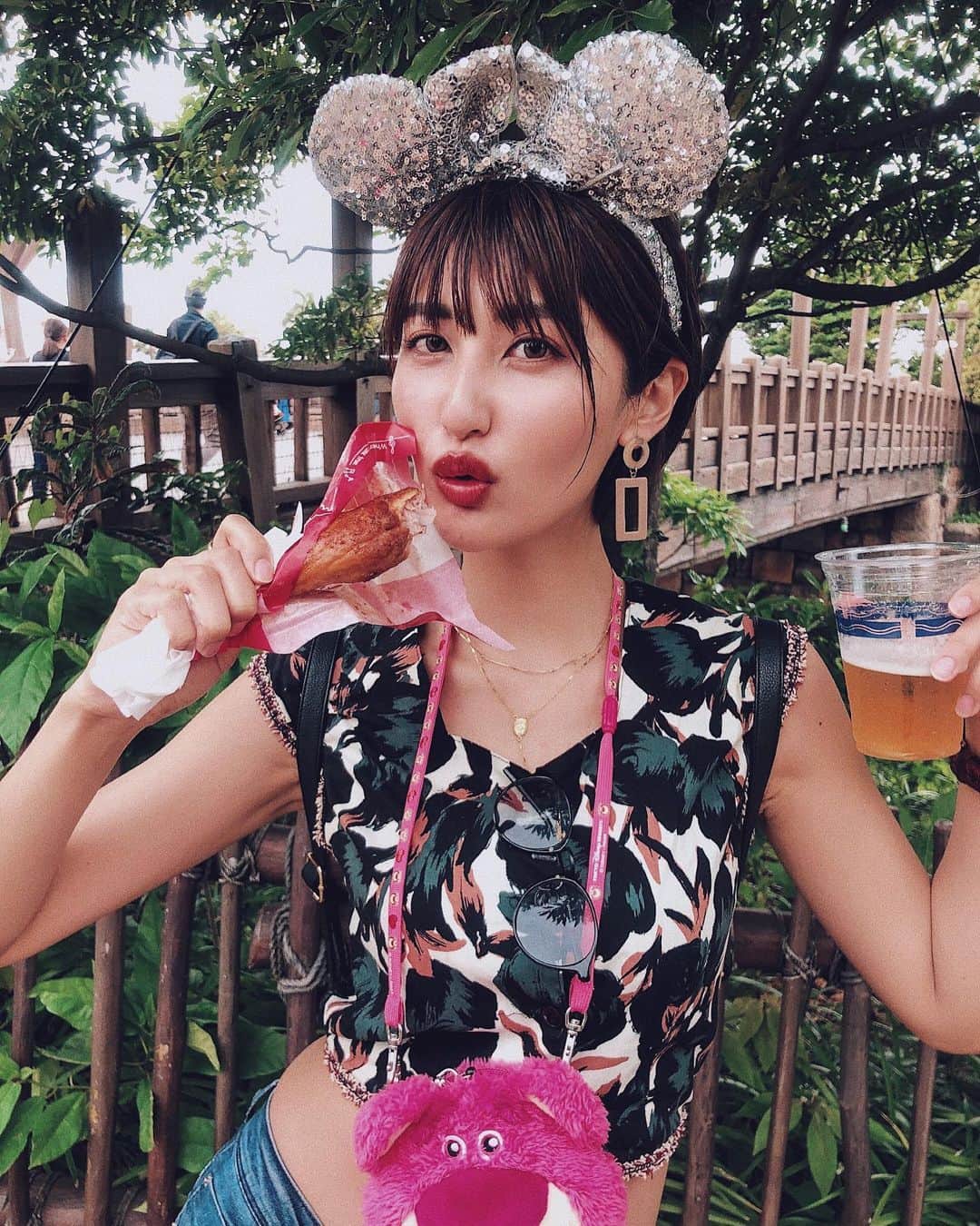 Lisaのインスタグラム：「. 食べに食べ尽くしたディズニーシー。笑 . 着いてすぐつけ麺食べ、リトルグリーンまんたべ、パスタたべ、チュロスたべ、チキンたべ。笑 本気でフードファイター並に常に何する時もビールかご飯片手だった。 最近食欲がおかしい。 ディズニーはご飯が美味しい🤤♥️🙏🏻 #ディズニーシー#フードファイター#食べ歩きの旅#disneysea#tokyo##instadaily#instagood#instasize#instapic#instamag #instalike#like4like」