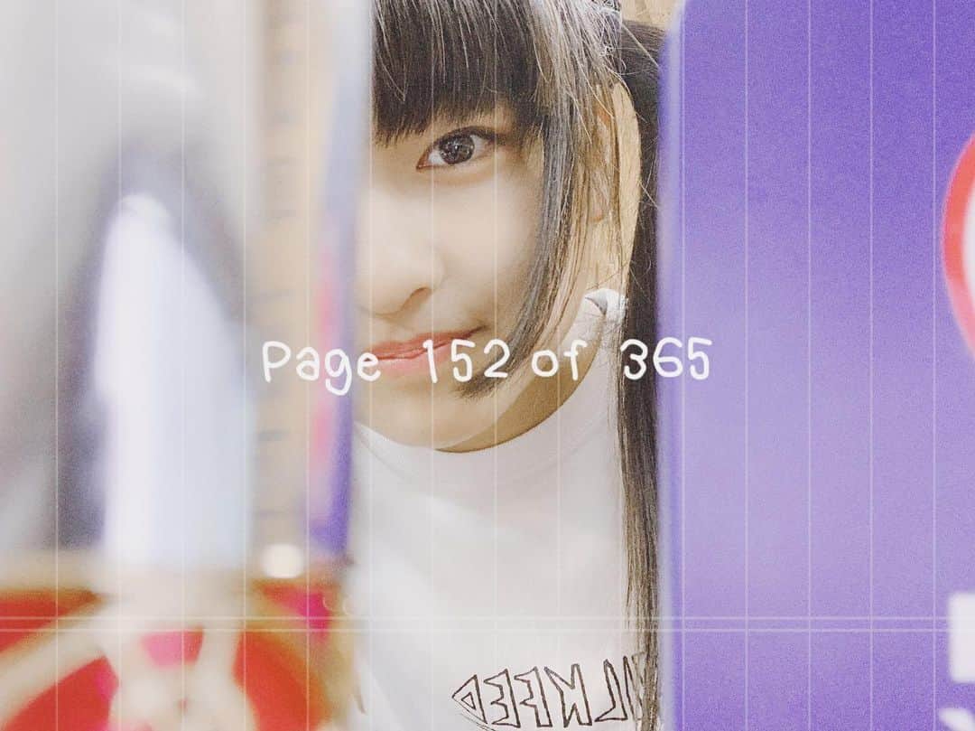 りりりのインスタグラム：「『鏡とリップと水と自撮りと？』 #りりり #4枚目 #盛れた」