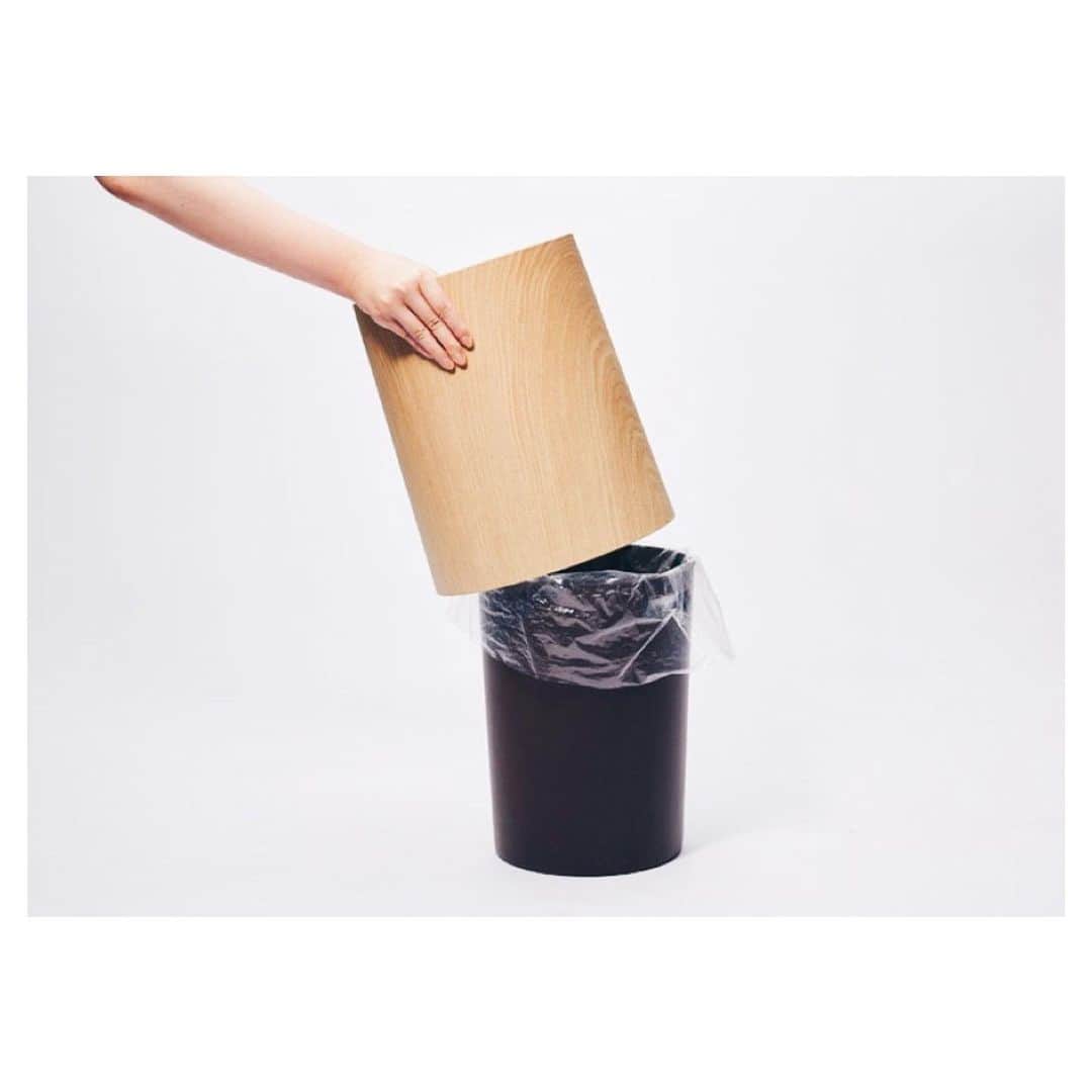 ideaco online storeさんのインスタグラム写真 - (ideaco online storeInstagram)「・ 和室にも☺︎ 白木をフェイクしたゴミ箱 tubelor OAKWOOD HOMME ・ ゴミ袋をかけた本体ゴミ箱に、カバーを被せて使います。 ゴミの日は、カバーを外して、ゴミをぽい。 カバーは被せるだけでホントによくて、前や後ろの向きを気にしたりどこか突起に合わせて被せるなんて必要もありません。ただ被せるだけ☺︎ 忙しい朝でもパパっとゴミ出し準備が出来ますね。 ・ #ideaco#イデアコ#tubelor#tubelorhomme #ゴミ箱#ごみ箱#屑入れ#和室#和室のある家#日本家屋リノベーション #リノベ#和モダン #リノベ#マイホーム#リビングインテリア#部屋#旅館#シンプルインテリア#ナチュラルインテリア#シンプルな暮らし#シンプルライフ#畳#畳部屋#畳リビング #oakwood#オークウッド#arkhostel @ark_hostel」6月4日 22時13分 - ideaco_home