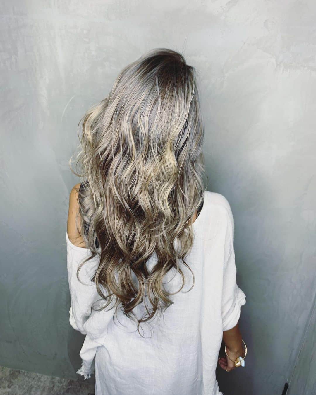 のインスタグラム：「Thank you for taking care of my hair as always @hayato_merry @merry_official_account 💕 バリで黄色くなっちゃった髪をまたいつもみたいにアッシュにして黄色味を取りのぞいてもらったよ👱🏾‍♀️もういつも安心して任せてます✌🏾」