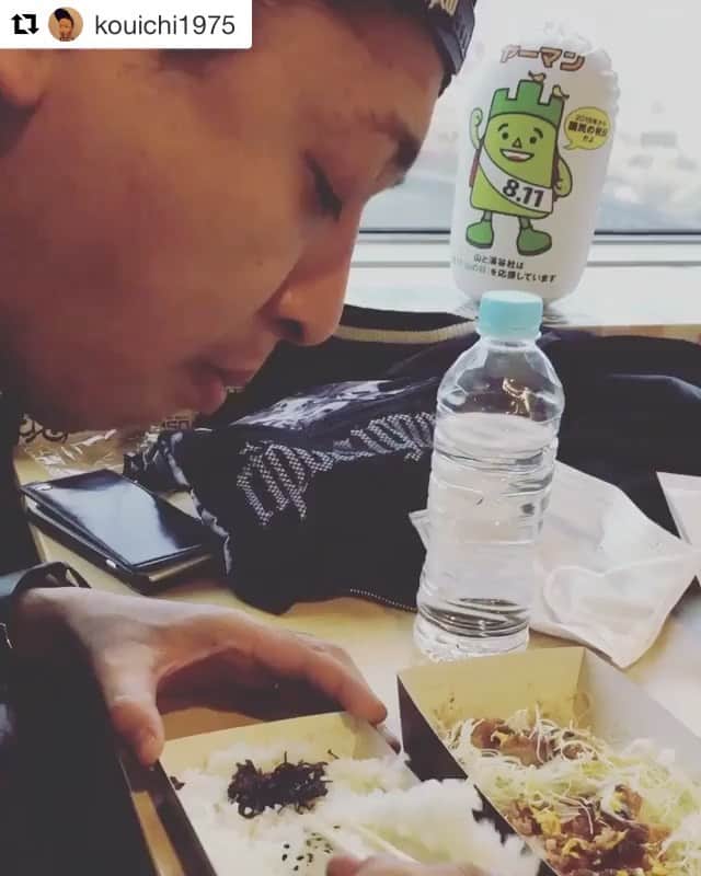 こーいちのインスタグラム：「俺のデータフォルダのピープルの4分の2が直樹だったので昔の直樹をどうぞ。  #初めましての人へ #彼は催眠術をかけられてこうなってるんじゃない #いわゆる麺類の食べ過ぎで #ご飯を麺類みたいに食べる強い男 #そう #彼の名は #井上ライスアップダウン直樹」