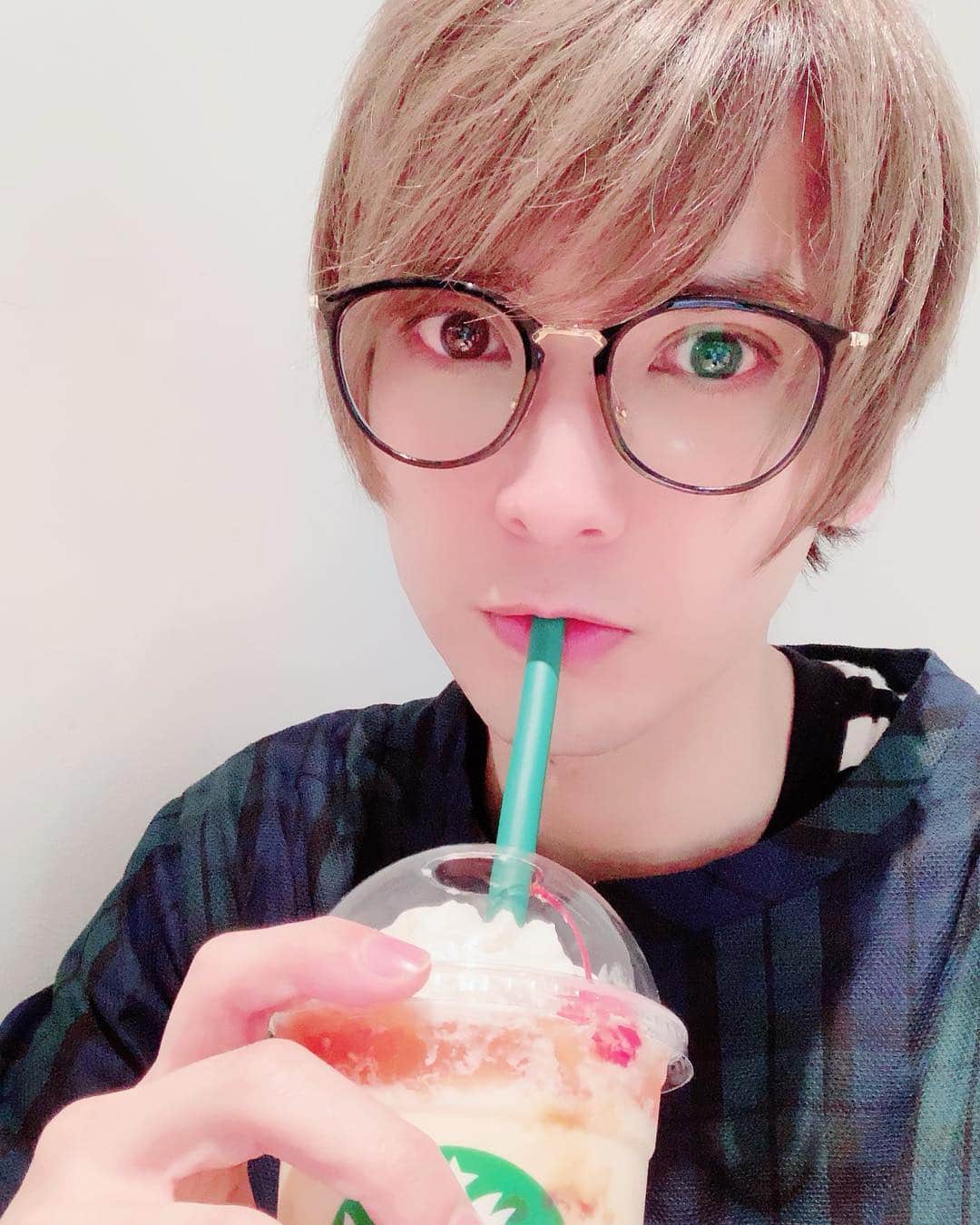 仲田博喜のインスタグラム：「こんばんはー。  暦も六月になり 2019年上半期も残り一ヶ月。 元号も令和に変わりあっという間にひと月が経ち、時の流れの速さに驚かされっ放しです(°_°) 実は少し前から新しい現場に入ってます！ 解禁はまだ先になりますが、楽しみにしていてください(^^) 2回目のプリンアラモードフラペチーノ♪」
