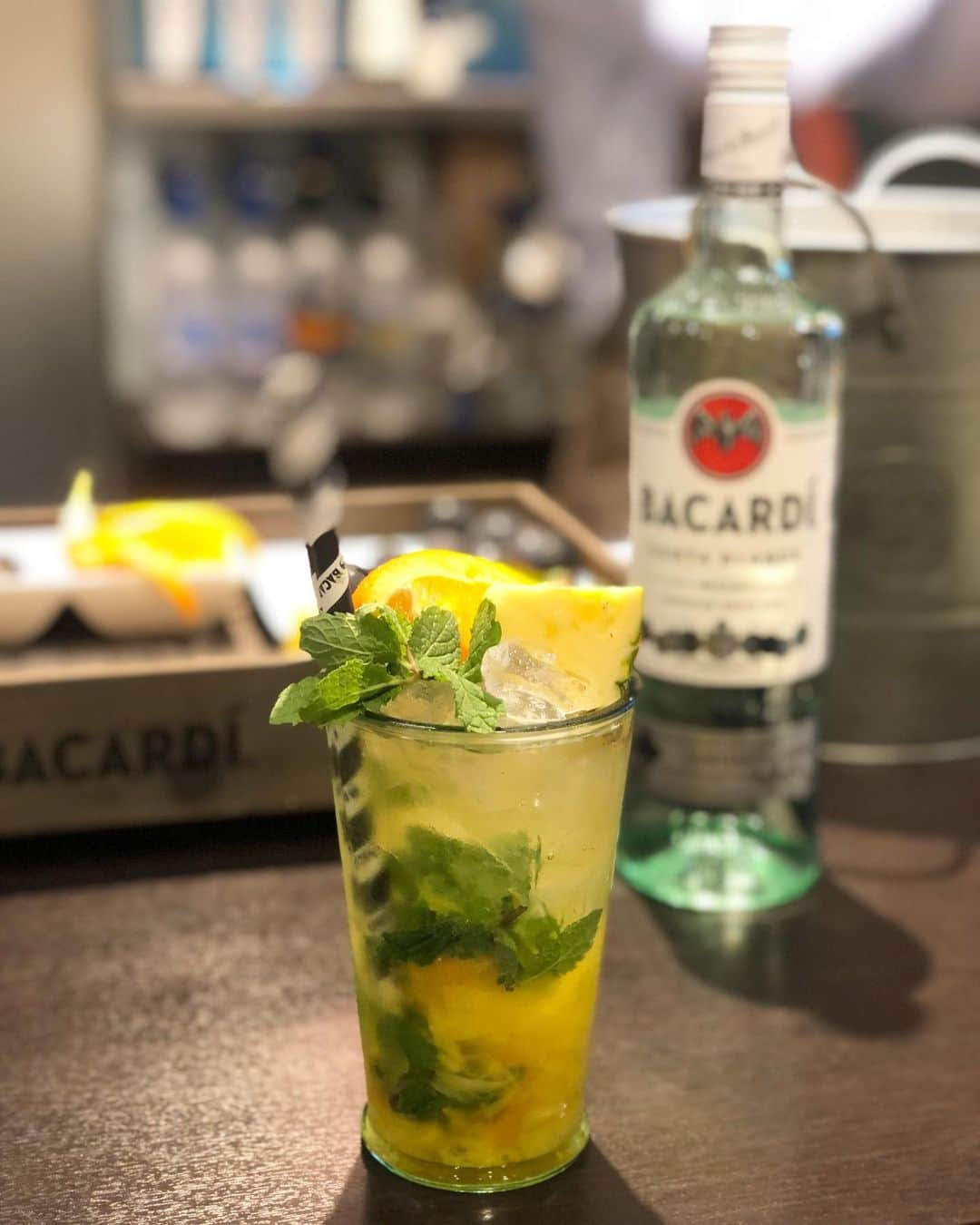 坂元美香さんのインスタグラム写真 - (坂元美香Instagram)「今日はバカルディ @bacardi_jp のモヒート講座に参加してきました。すごく楽しかったし、すっごく美味しかった！自分の写真は撮る予定なかったので超カジュアルで行ってしまった😅ほろ酔いで作ってる様子ストーリーで動画あげたのでぜひ見てね〜😆 . #バカルディ #BACARDI #モヒート #mojito #Myモヒート #蒸留酒が好き #アルコール入るとずっと笑ってる人 #目が開かない」6月4日 22時28分 - mika_saka