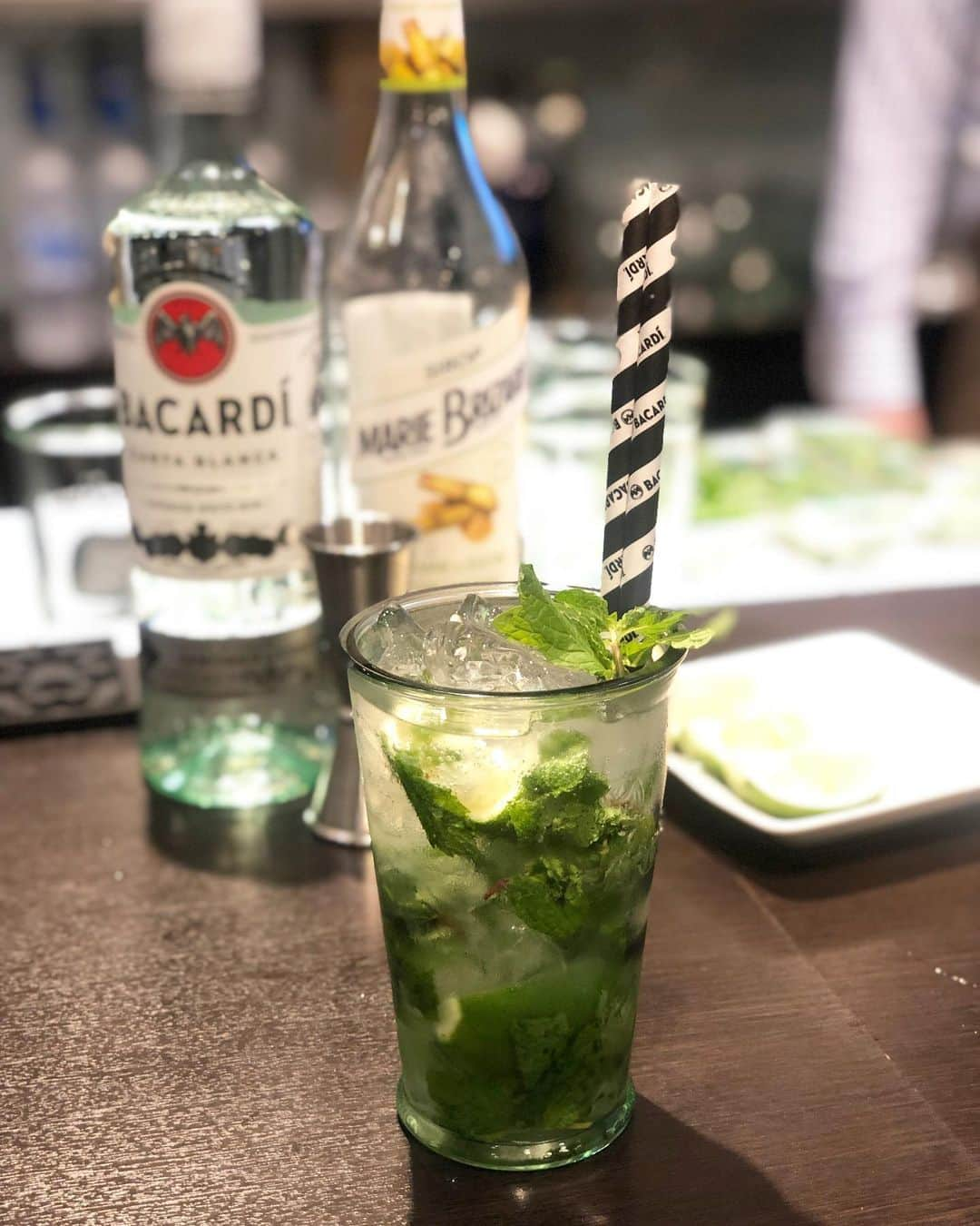 坂元美香さんのインスタグラム写真 - (坂元美香Instagram)「今日はバカルディ @bacardi_jp のモヒート講座に参加してきました。すごく楽しかったし、すっごく美味しかった！自分の写真は撮る予定なかったので超カジュアルで行ってしまった😅ほろ酔いで作ってる様子ストーリーで動画あげたのでぜひ見てね〜😆 . #バカルディ #BACARDI #モヒート #mojito #Myモヒート #蒸留酒が好き #アルコール入るとずっと笑ってる人 #目が開かない」6月4日 22時28分 - mika_saka