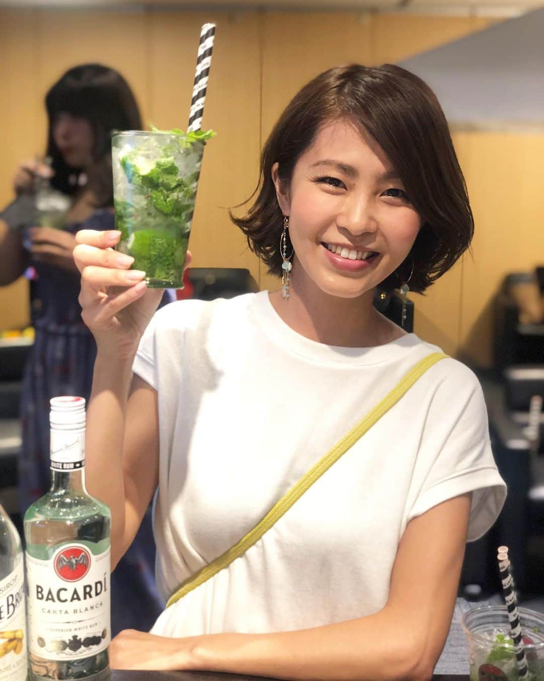 坂元美香さんのインスタグラム写真 - (坂元美香Instagram)「今日はバカルディ @bacardi_jp のモヒート講座に参加してきました。すごく楽しかったし、すっごく美味しかった！自分の写真は撮る予定なかったので超カジュアルで行ってしまった😅ほろ酔いで作ってる様子ストーリーで動画あげたのでぜひ見てね〜😆 . #バカルディ #BACARDI #モヒート #mojito #Myモヒート #蒸留酒が好き #アルコール入るとずっと笑ってる人 #目が開かない」6月4日 22時28分 - mika_saka