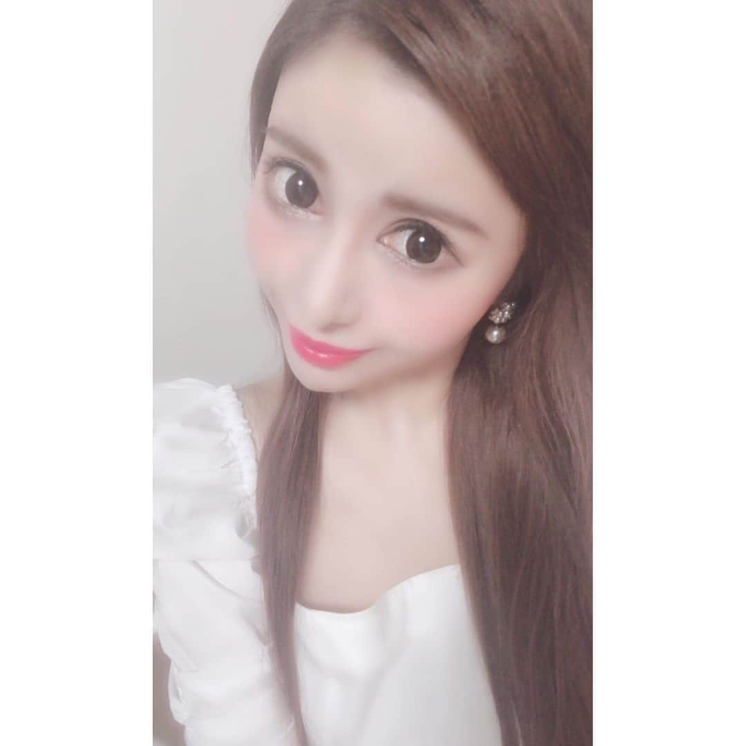 水輝聖羅のインスタグラム：「. . 晚上好♥️♥️♥️ . . 最近中国語お勉強してるんですけどめっちゃ難しくないですか⁉️🤨🇨🇳♥️♥️🌼🌼 . . 発音とかやっぱり教室に通ったほうがいいのかなあ〜？🧸💓💓💓 . . 最近お姉ちゃんの影響で♥️♥️ . 自まつげメイク研究中〜🐣💓💓💓 . . 楽で盛れるかも説っ🧸💓💓💓w . . せいらまつ毛が多くて直毛すぎてまつエクすると下がって目に入ってきちゃうので💔💔💔 おすすめのまつ毛がパーマあったら教えて下さいっ🥰♥️♥️♥️ . . そしてご報告です。 . . . 気付いてる方もいらっしゃるかもしれませんが、彼さんとはお別れ致しました。 . . 毎日SNSで沢山の皆様に応援して頂いていた恋愛だったので、きちんとご報告させて頂きたいと思います。 . . 2人のことを応援して頂いていた皆様、こんな形でのご報告となり申し訳ございません。 . . 理由は2人の中で沢山の事がありせいらから一方的にしかお伝えできない場でお伝えすることでは無いと思いますので、控えさせて頂きたいと思います🙇‍♀️ . . お別れしてから心理学をお勉強したりもしましたぁ🧸💓💓💓 . . 恋愛で悩んでる皆様の、少しでも力になれたらいいなあって思って定期的に恋愛相談にのらせてもらっています😌💓💓💓 . . わかるよ〜って皆様の相談見させて頂いていますよぉ🧸♥️♥️♥️ . . 1人で辛い思いして悩むなら、せいらと2人でねっ悩みましょっ👱‍♀️💓♥️💓🌼🌼🌼 . . これからも変わらず彼さんの幸せは心から願っています😌💓💓✨✨ . . 人生変化しないと進化もしない♥️♥️♥️ . . お別れしても水輝聖羅は聖羅なので、今まで通り沢山の事にチャレンジしていき、頑張っていきたいと思っていますのでこれからもよろしくお願い致しますっ🥰💓💓💓💓💓💓 . . #ご報告 #中国語 #心理学 #勉強 #勉強中 #恋愛相談 #恋愛心理学 #恋愛 #依存 #共依存 #ポジティブ #自まつ毛メイク #自まつ毛 #ワンピース #onepiece #eimyistoire #エイミーイストワール #エイミー #かき上げ #かき上げヘアー #人生 #色々あるよ #でも #頑張っていこーね ♥️♥️♥️ #これからも #頑張ります #水輝聖羅 👱‍♀️💓💕💓💕💓💕💓💕💓💕💓💕💓💕💓💕💓💕💓」