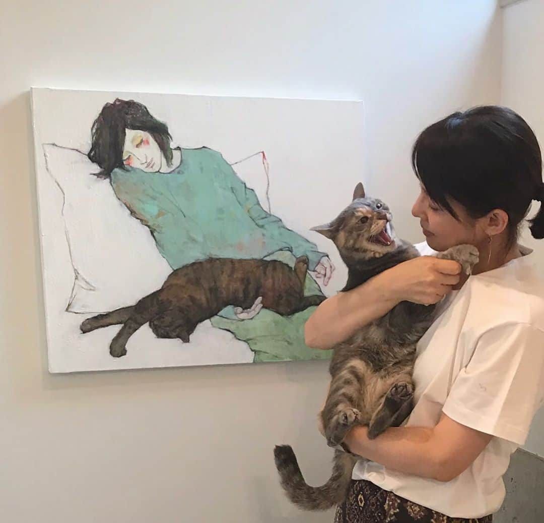 石田ゆり子さんのインスタグラム写真 - (石田ゆり子Instagram)「後ろのふたりは 理想のふたり  手前のふたりは 現実のふたり。  カスパールの看板猫🐈 パトリシア。 ずっと抱っこしてたら 叱られた。 ごめんね パトちゃん…😭😭 #サイトウナオコ #君と歩くはじまりはクリームソーダ」6月4日 22時22分 - yuriyuri1003