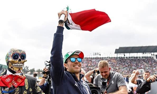 セルジオ・ペレスさんのインスタグラム写真 - (セルジオ・ペレスInstagram)「No imagino a México sin la F1 y a la F1 sin México... Deseo que esta fiesta que muestra lo mejor de nuestro país y de su gente siga adelante por muchos años más! 🇲🇽 ••• I can’t imagine Mexico without F1 and neither F1 without Mexico... I truly wish the fiesta goes on for many more years to continue showing the world the best of our country and our people! 🇲🇽 #F1ESTA #MexigoGP #F1」6月4日 22時30分 - schecoperez