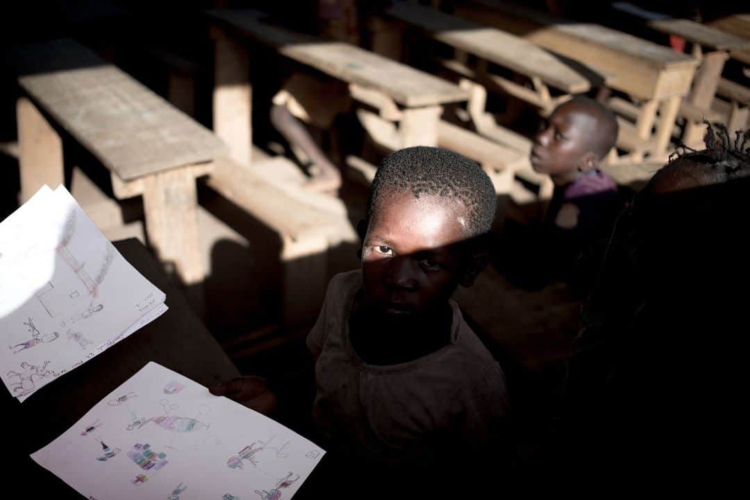 AFP通信さんのインスタグラム写真 - (AFP通信Instagram)「AFP Photo 📷 @florentvergnes_jri - A child hands his drawings to the psychologist at the Lazare camp for internally displaced people (IDP) in Kaga Bandoro. . In the northern part of the country devastated by the crisis, the International Red Cross has set up a workshop to detect and treat Post Traumatic Stress Disorder through drawing.」6月4日 22時31分 - afpphoto