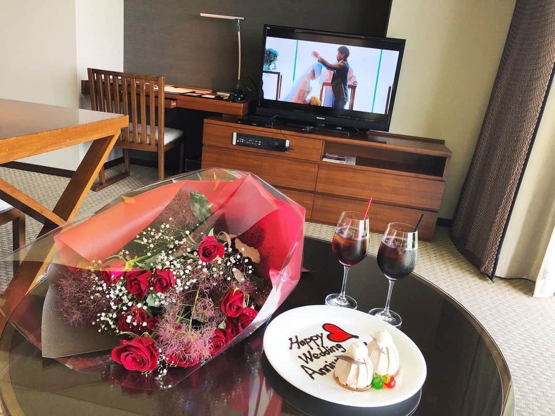 のインスタグラム：「今日で結婚1周年🧸💍✨ 記念日は毎年来れたらいいね！と話していた 結婚式を挙げたホテルでお祝いをしました🥂 変わらずに記念日やサプライズを大切にしてくれる夫、 意外とロマンチストなので 大きなバラの花束と一緒に  結婚式のエンドロールを永遠と流していました😂 素敵な記念日に感謝です、 これからもよろしくね☺︎」