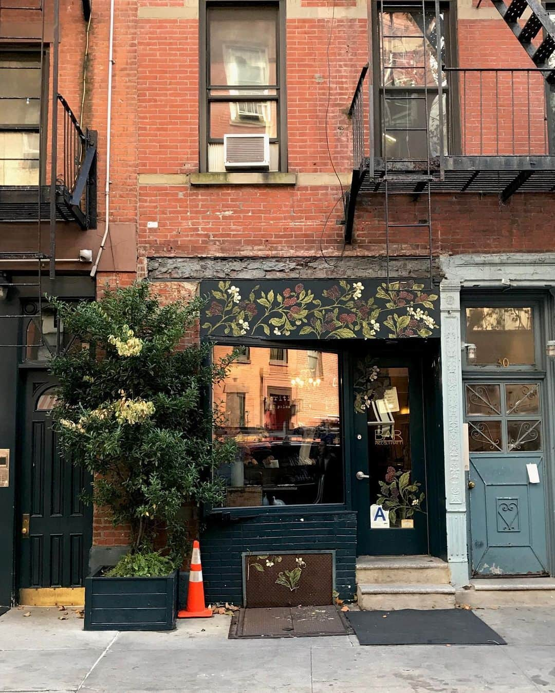 RIASIMさんのインスタグラム写真 - (RIASIMInstagram)「Loveliness inside and out! I’ve walked passed by @palmanyc (located on a charming little street) so many times and always admired the floral painted awning. This time, instead of doing my usual pass by, I took a pic to share with you so you can see! Zoom in and see how lovely it’s painted and I love that they added the floral to the front door too! There’s another part to this restaurant which is next door with yellow awning. I’ll have to show you one day. I’ve never been here for lunch or dinner...just been an admirer from a distance but I’ll have to try it one day!🍴Enjoy the beautiful weather & have a lovely day everyone!🌺🌿 . . . . . . . #newyorklife #newyorkstateofmind #what_i_saw_in_nyc #ilovenewyork #travelerinnewyork #theprettycities #prettycitynewyork #wheretofindme #westvillagenyc #coffeeshopvibes #coffeefliicks #cafelife #cafehopping #nyclife #newyork_instagram #coffeecakescafe #morningslikethese #coffeeshopcorners #newyork_ig #theshopkeepers #caffeinecouture #sharingaworldofshops  #thisisnewyorkcity #makemoments #westvillagelife  #streetscene #darlingdaily #facade #facades #facadelovers」6月4日 22時32分 - coffeecakescafe