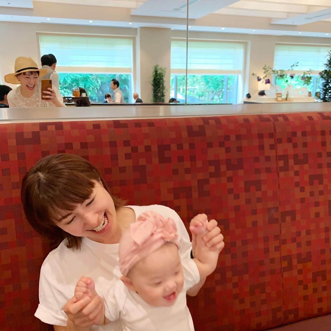 大塚良子さんのインスタグラム写真 - (大塚良子Instagram)「. 日本暑いですね！﻿ 残すところわずかになった東京滞在をバタバタと楽しんでます。﻿娘も毎日沢山抱っこしてもらえてご機嫌。﻿ ﻿ 2枚目はフラワーアーティストの @yukobito1981 と束の間ランチ。キラキラ幸せそうで会えて嬉しかった。  #tokyo #life」6月4日 22時33分 - ryokokonami