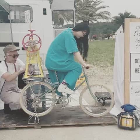 土井コマキのインスタグラム：「森道市場に初日だけ。802リスナーさんにたくさん声をかけてもらいました。びっくり嬉しい😆 1.ミコト屋のカキ氷自転車。まさかのリスナーさんが撮って送ってくれました。ありがとう。 2.準備中のNFサウナキャンプ。 サウナとプールと音楽と香りで意識を拡張。ととのいます。 3.EATBEAT!に出演してた、おみそはん🍙バターのいとこ喜んでた🐮 4.鎌倉のひとたちのパン神社。みんなでパン生地を捏ねて無になるパン瞑想。瞑想と発酵で意識を拡張。 野村友里さんと杉本格朗さんの漢方ゼリーで、巡りがよくなって発散。 5.夜の遊園地でNF本領発揮」