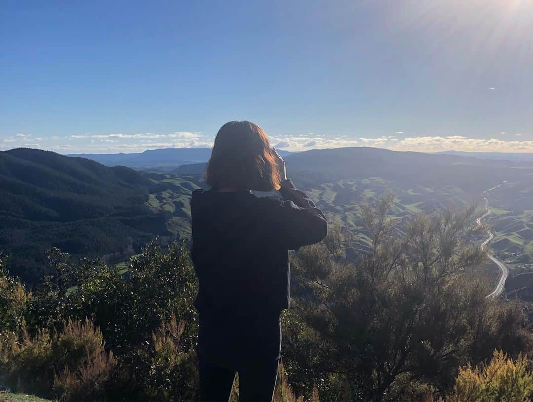 徳永千奈美さんのインスタグラム写真 - (徳永千奈美Instagram)「I climbed a Mountain yesterday and I watched a spectacular view from the top⛰ It was not too hard actually, but I’m so sore from yesterday 😅  昨日は久しぶりに山登りしてきました^ ^！寒かったから新しく下ろした @17kg_official のトレーナー着て登ったよ🤗今日は筋肉痛でしゃがんだりするのが大変だった！ 完璧な運動不足ですな😏💭 #abroad #nature #naturelover  #mountain  #spectacular  #happy #mylife」6月4日 22時36分 - chinami.tokunaga