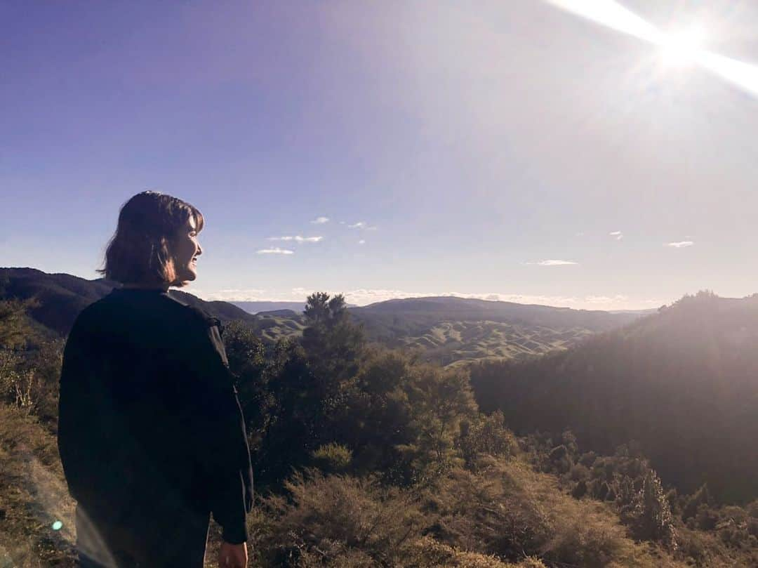 徳永千奈美さんのインスタグラム写真 - (徳永千奈美Instagram)「I climbed a Mountain yesterday and I watched a spectacular view from the top⛰ It was not too hard actually, but I’m so sore from yesterday 😅  昨日は久しぶりに山登りしてきました^ ^！寒かったから新しく下ろした @17kg_official のトレーナー着て登ったよ🤗今日は筋肉痛でしゃがんだりするのが大変だった！ 完璧な運動不足ですな😏💭 #abroad #nature #naturelover  #mountain  #spectacular  #happy #mylife」6月4日 22時36分 - chinami.tokunaga