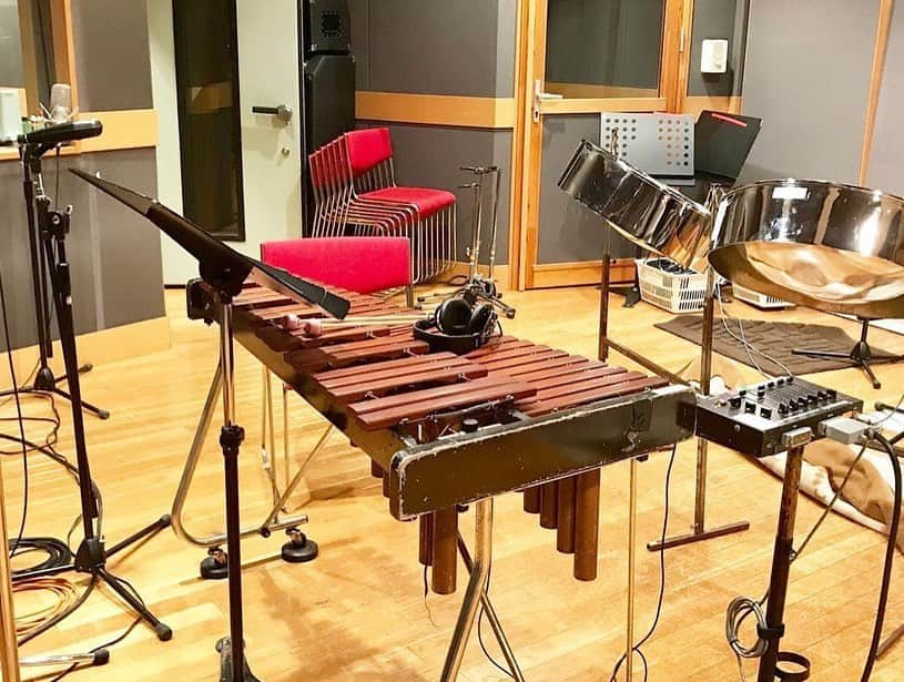 後関好宏さんのインスタグラム写真 - (後関好宏Instagram)「WUJA BIN BIN Recording〜♫ Wuja Bin Binのバンマス @k_e_i_t_a_i_m_o の連載する漫画 #家も頑張れお父ちゃん が書籍化されます！それに伴いテーマ曲をレコーディング、書籍発売記念イベント「亭主元気で留守がいい」も開催決定です！！ライブ会場限定のグッズ販売や、配信なども予定していますのでお楽しみにー。  7月10日（水） 代官山 UNIT 出演 WUJA BIN BIN / ikanimo  7月18日（木） 東心斎橋 CONPASS 出演 WUJA BIN BIN  7月19日（金） 今池 Tokuzo 出演 WUJA BIN BIN  #wujabinbin #家も頑張れお父ちゃん #ケイタイモ  #recording」6月4日 22時39分 - gosekky