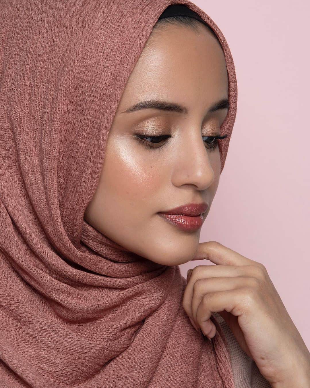 BECCAさんのインスタグラム写真 - (BECCAInstagram)「Eid Mubarak!✨ Get that iconic #BECCAGlow this Eid like the beautiful @safiyahtasneem!  Recreate this radiant look using #BECCASkinLove Glow Elixir and Weightless Blur Foundation, Pressed Highlighter in Opal, Mineral Blush in Flowerchild, Under Eye Brightening Corrector, and #BECCAUltimateLipstickLove in Rosewood. 😘 Shop all products at @JohnLewisAndPartners」6月4日 22時55分 - beccacosmetics