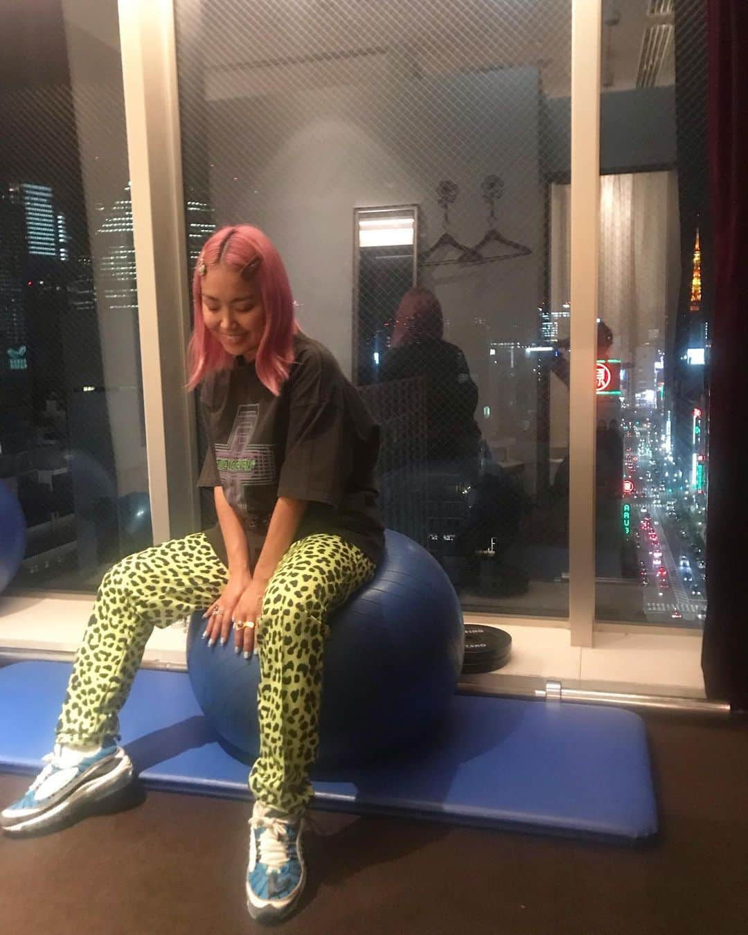 RIEHATAさんのインスタグラム写真 - (RIEHATAInstagram)「💪with Tokyo night view🌃 #karadafactory プレミアム銀座店💎🏋️‍♀️ ここだとtrainingとmassage両方いけるから最近はこっちにハマり始めた！ (いつも通ってるgym #Bodymagic と同じ系列ですよ✨) 本当にトレーナーにただただ感謝👏 そして身体と向き合う努力は続けたい！✊ #シュール映像 #だめだっ #笑  #日々まだまだだめな事見つけることが大切 #生きがい」6月4日 22時49分 - riehata