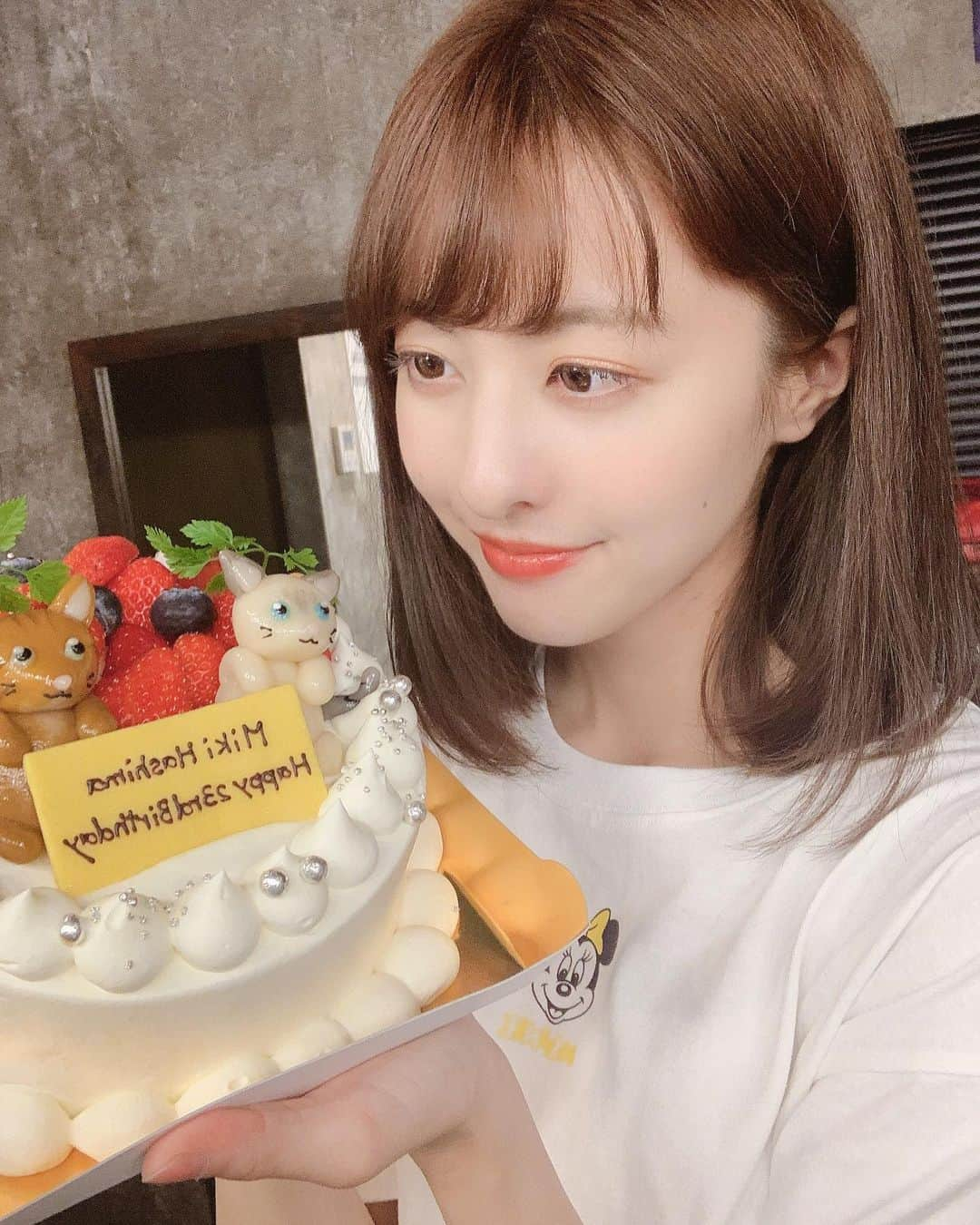 羽島みきさんのインスタグラム写真 - (羽島みきInstagram)「かわいいケーキ🎂😍 りゅうくんとアクアが乗ってる🐱🐱 美味しかったぁ🥰  #birthdaycake  #cat」6月4日 22時51分 - miki__kmyd