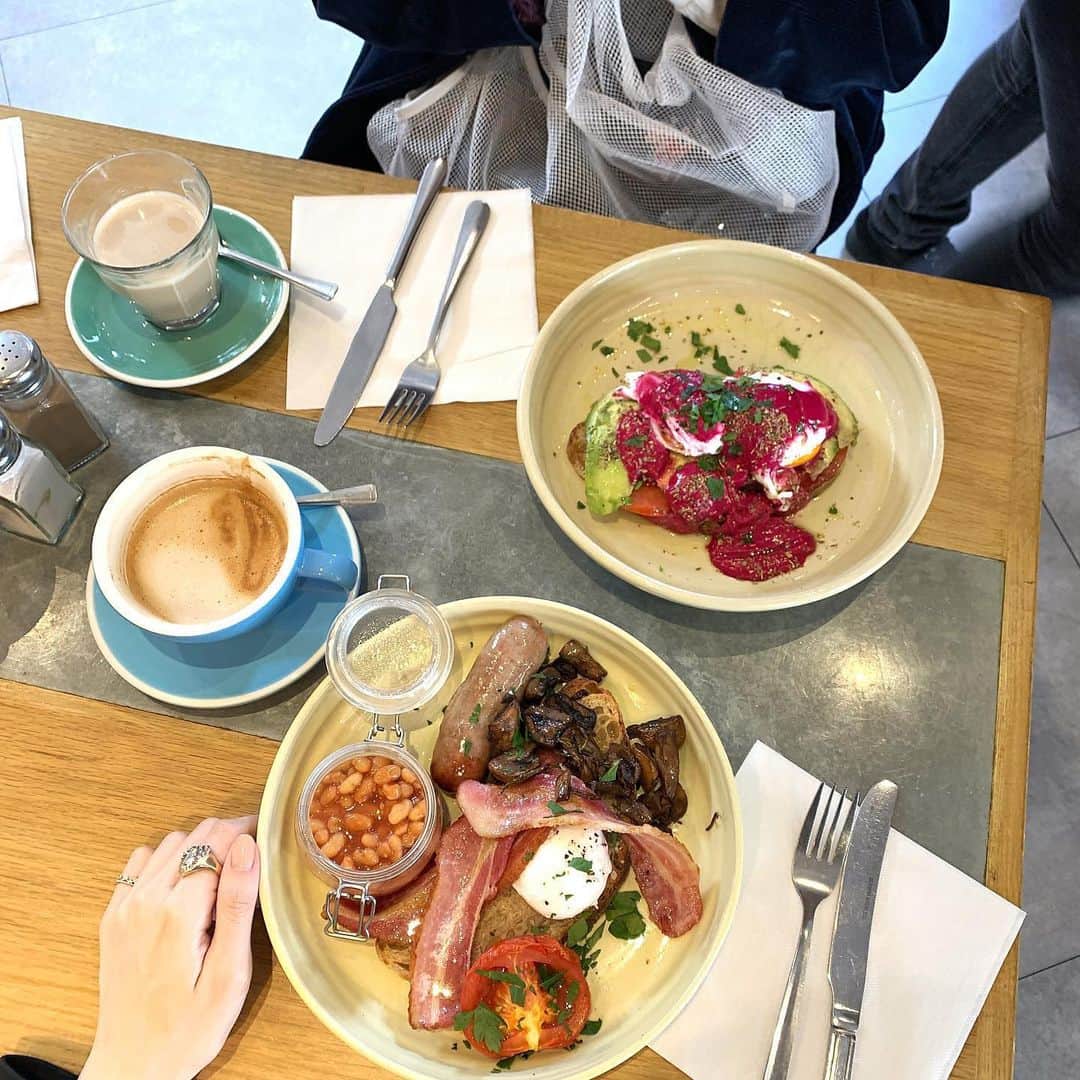 石井亜美さんのインスタグラム写真 - (石井亜美Instagram)「🇬🇧 . ロンドンの美味しかったお店 @brownandrosie  花咲か爺さんもビックリなエントランス← . . #london #londontrip #browbandrosie #travel #breakfast #cafe #londoncafe #trip #travel」6月4日 22時52分 - ami_ishii_