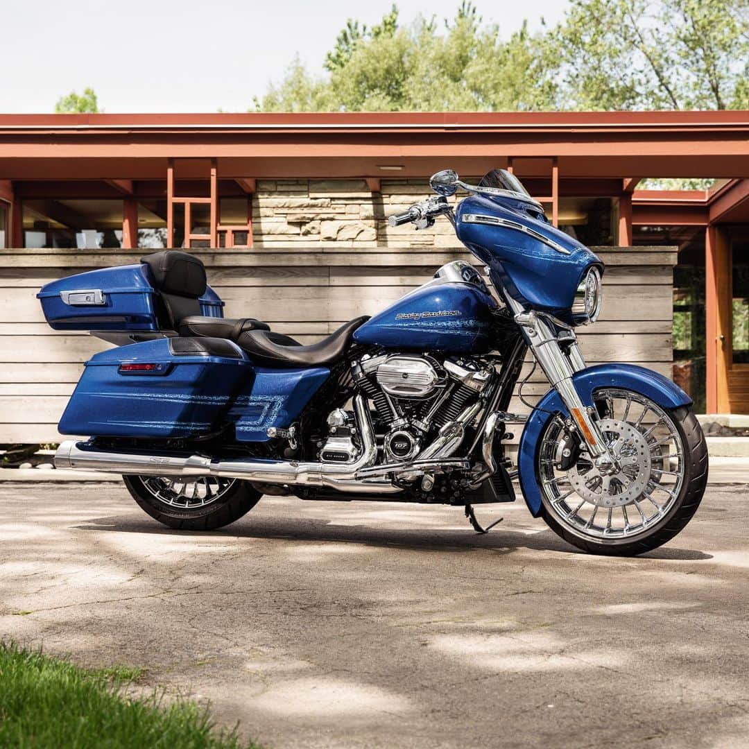 Harley-Davidsonさんのインスタグラム写真 - (Harley-DavidsonInstagram)「Vivid Black or Blue Max - what’s your pick? ◾️🔹 Head to h-d.com to take the 2019 #StreetGlide for a test ride.  #HarleyDavidson #FindYourFreedom」6月4日 22時53分 - harleydavidson