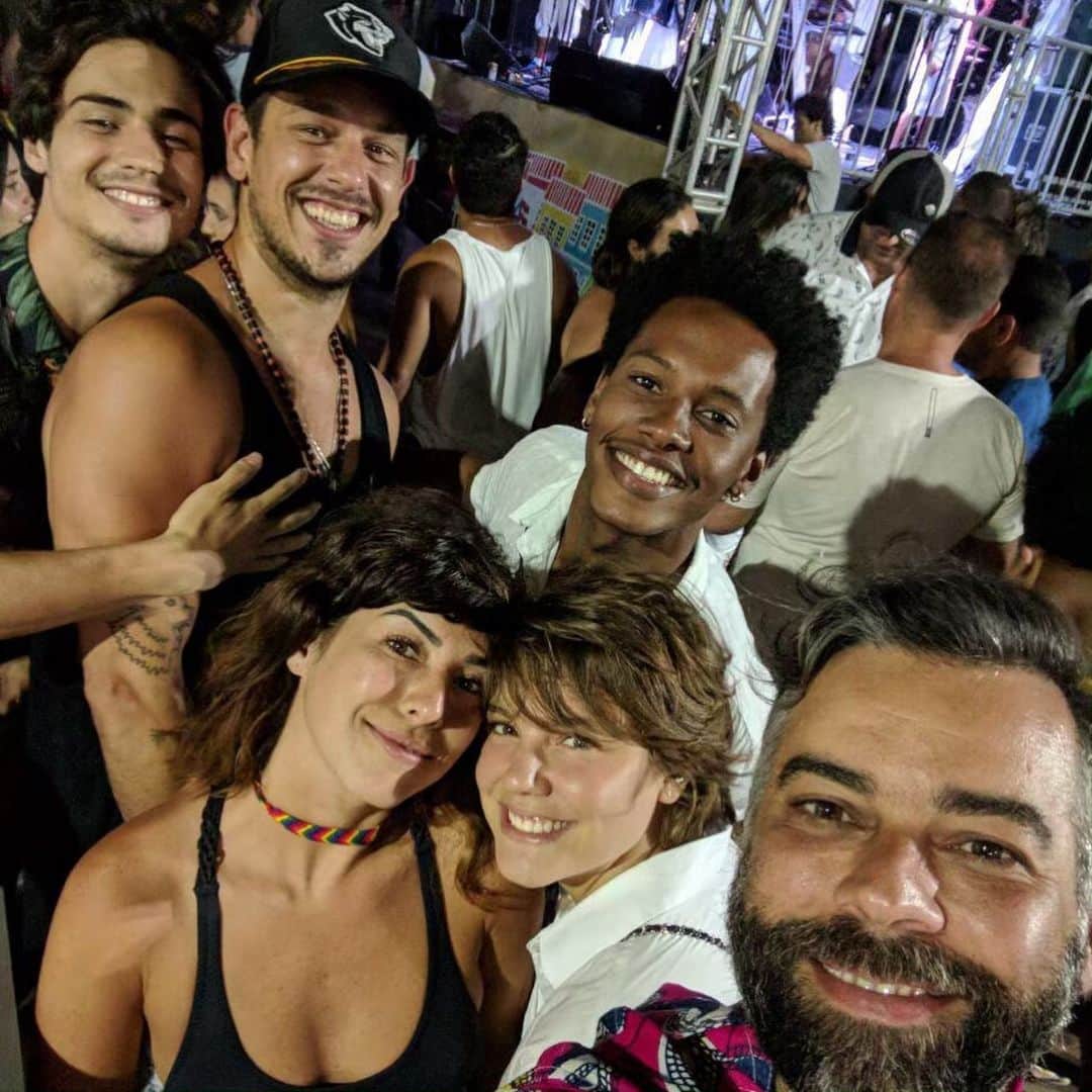 Alice Wegmannのインスタグラム：「fepa pra você eu tenho tempo de áudio de dois minutos ou de ouvir todo um resumo das oito temporadas de  game of thrones mesmo que às vezes eu perca o fio e você gentilmente volte atrás uma vez eu li que as coisas mais preciosas que podemos dar a alguém hoje são tempo e atenção não dinheiro, não camisas ou joias de presente mas tempo  e atenção então paro pra pensar em todas as vezes que encontramos lembro da nossa primeira grande conversa que foi no carnaval no meio do carnaval, fepa aquela grande festa linda e louca acontecendo e você parou tudo o que estava fazendo pra vir conversar comigo me olhou nos olhos me disse coisas lindas me disse verdades e me deu  tempo e atenção  desde então tenho você como uma confidente  nos áudios e na vida nos jantares e nas festas e tenho muito orgulho de você sempre em movimento sempre em busca da sua verdade sempre expressiva, brilhante, vibrante,  camaleoa, leoa, leal. te amo, fepa obrigada pela sua amizade feliz novo ciclo aproveite salvador, nossa cidade do coração, a cidade que nos uniu pela primeira vez no tempo e na atenção 💛 @fepaesleme」