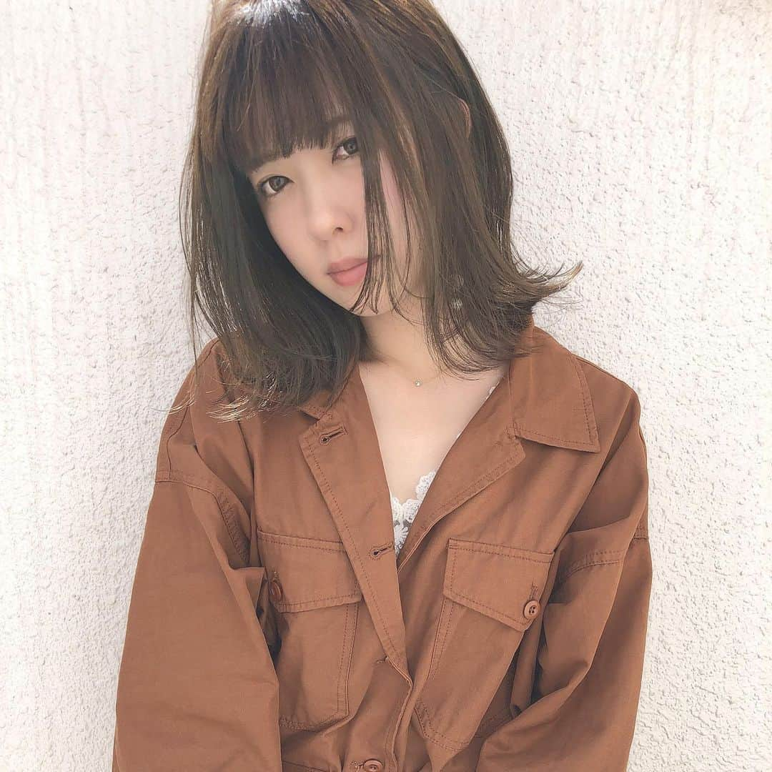 飛田彩さんのインスタグラム写真 - (飛田彩Instagram)「@saki___shimizu 💗  舞台前にメンテナンス！！ 色味はオリーブグレージュ🌱🌱 カットはロブになります💐 顔周りにはデザインカットがはいっています💐💐 #初カラー#ハイライト#ラインボブ#ブルーグレージュ#グレージュ#ラベンダー#ラベンダーグレーアッシュ #小顔ショート#骨格カット#set#社会人#ラベンダーグレージュ#オリーブグレージュ#オリーブ#アプリコット#オレンジ#ミルクティーグレージュ#令和#インナーカラー#黒髪派」6月4日 22時58分 - tobiayatobi