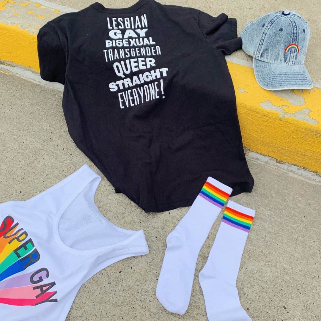 American Eagleさんのインスタグラム写真 - (American EagleInstagram)「Happy #PrideMonth! 🏳️‍🌈 We believe in celebrating all the colors of the rainbow and our allies. 100% of the sales from our #pride collection support @itgetsbetter」6月4日 23時04分 - americaneagle