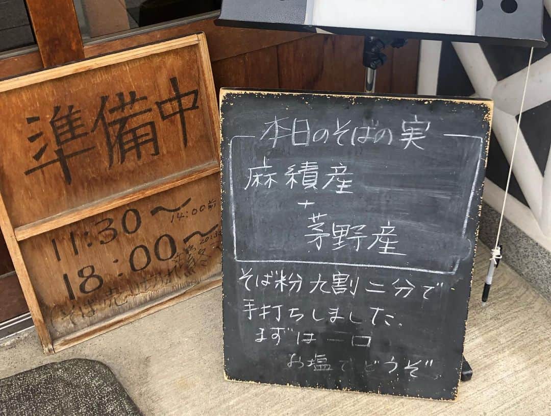 渡辺梨夏子さんのインスタグラム写真 - (渡辺梨夏子Instagram)「■蕎麦まとめ■  暑すぎた去年の夏から色んなお店を巡り始めております〜！お店の空間、ひと、お品書き、お蕎麦の香り、食感、愉しむポイントがたくさん☺︎☺︎ 皆さんのおすすめも是非教えて欲しいです〜！この夏も沢山巡りたい。  ①蕎麦倶楽部 佐々木＠松本 秋単位で生産農家を変えているんだとか。何もつけずに啜ったひと口目の鼻に抜ける香りに感動した🥺"倶楽部"と言うだけある、雰囲気ある店内で、カウンターで常連？のおひとり様もちらほら。  ②行者そば 梅庵@伊那 大根のおろし汁と焼き味噌をそばつゆに入れて頂く、行者そば。太切りの蕎麦にもよく合った。車じゃないと、中々アクセスしにくい場所にありますが、超満員！古民家のようなお店で趣きも💮  ③室町 砂場＠赤坂 注文したのは天もり。（ざるにすると、更科そばになるらしい）海老のかき揚げが濃い目のつゆにインされて提供されます。蕎麦とのバランスが絶妙。そばがきとか、卵焼きとか、お蕎麦以外にも気になる子たちが、、。 また夜ゆっくり来てみたい〜🌝 #蕎麦#そば #蕎麦ログ#そばめも #長野蕎麦 #蕎麦倶楽部佐々木 #行者そば梅庵  #室町砂場」6月4日 22時59分 - riiiico462