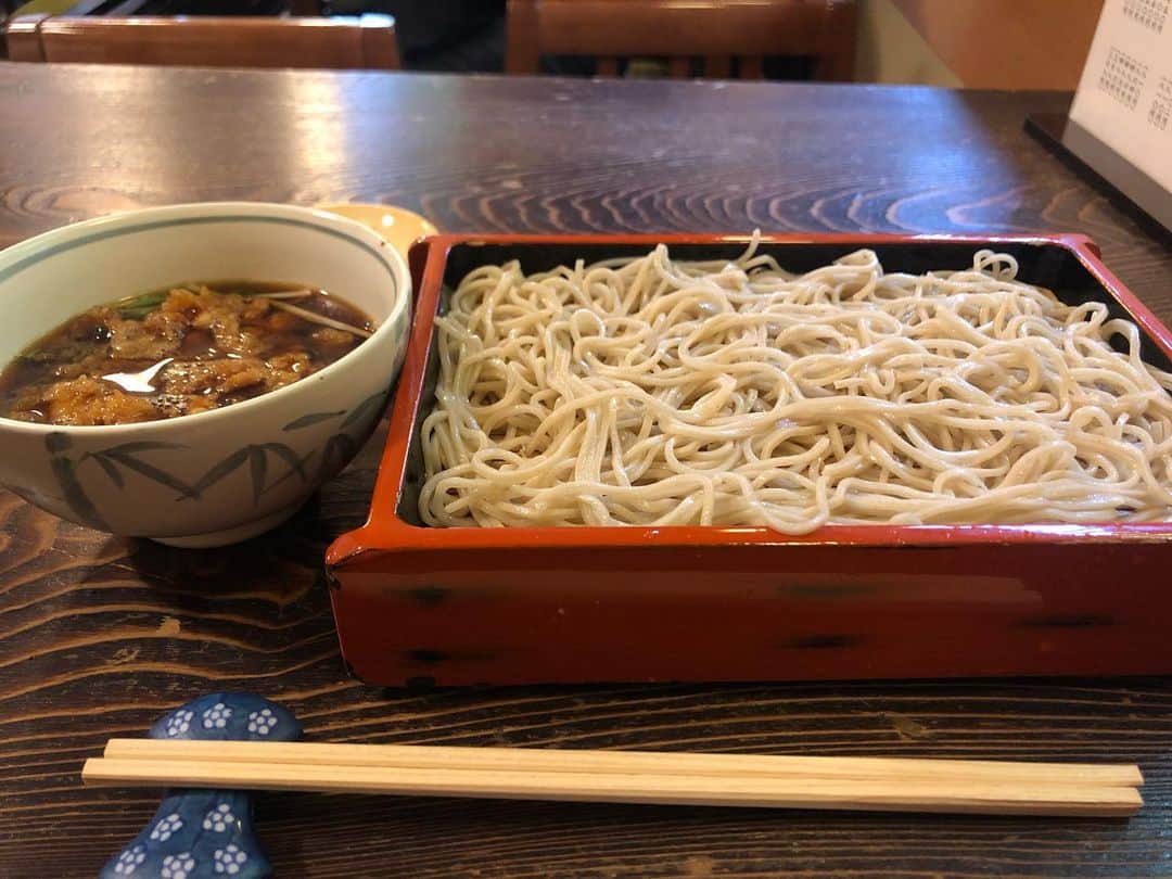 渡辺梨夏子さんのインスタグラム写真 - (渡辺梨夏子Instagram)「■蕎麦まとめ■  暑すぎた去年の夏から色んなお店を巡り始めております〜！お店の空間、ひと、お品書き、お蕎麦の香り、食感、愉しむポイントがたくさん☺︎☺︎ 皆さんのおすすめも是非教えて欲しいです〜！この夏も沢山巡りたい。  ①蕎麦倶楽部 佐々木＠松本 秋単位で生産農家を変えているんだとか。何もつけずに啜ったひと口目の鼻に抜ける香りに感動した🥺"倶楽部"と言うだけある、雰囲気ある店内で、カウンターで常連？のおひとり様もちらほら。  ②行者そば 梅庵@伊那 大根のおろし汁と焼き味噌をそばつゆに入れて頂く、行者そば。太切りの蕎麦にもよく合った。車じゃないと、中々アクセスしにくい場所にありますが、超満員！古民家のようなお店で趣きも💮  ③室町 砂場＠赤坂 注文したのは天もり。（ざるにすると、更科そばになるらしい）海老のかき揚げが濃い目のつゆにインされて提供されます。蕎麦とのバランスが絶妙。そばがきとか、卵焼きとか、お蕎麦以外にも気になる子たちが、、。 また夜ゆっくり来てみたい〜🌝 #蕎麦#そば #蕎麦ログ#そばめも #長野蕎麦 #蕎麦倶楽部佐々木 #行者そば梅庵  #室町砂場」6月4日 22時59分 - riiiico462