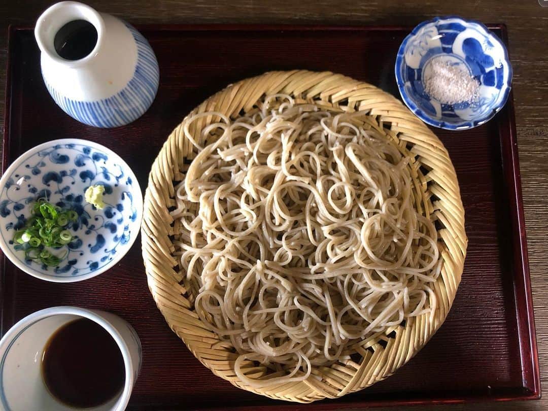 渡辺梨夏子さんのインスタグラム写真 - (渡辺梨夏子Instagram)「■蕎麦まとめ■  暑すぎた去年の夏から色んなお店を巡り始めております〜！お店の空間、ひと、お品書き、お蕎麦の香り、食感、愉しむポイントがたくさん☺︎☺︎ 皆さんのおすすめも是非教えて欲しいです〜！この夏も沢山巡りたい。  ①蕎麦倶楽部 佐々木＠松本 秋単位で生産農家を変えているんだとか。何もつけずに啜ったひと口目の鼻に抜ける香りに感動した🥺"倶楽部"と言うだけある、雰囲気ある店内で、カウンターで常連？のおひとり様もちらほら。  ②行者そば 梅庵@伊那 大根のおろし汁と焼き味噌をそばつゆに入れて頂く、行者そば。太切りの蕎麦にもよく合った。車じゃないと、中々アクセスしにくい場所にありますが、超満員！古民家のようなお店で趣きも💮  ③室町 砂場＠赤坂 注文したのは天もり。（ざるにすると、更科そばになるらしい）海老のかき揚げが濃い目のつゆにインされて提供されます。蕎麦とのバランスが絶妙。そばがきとか、卵焼きとか、お蕎麦以外にも気になる子たちが、、。 また夜ゆっくり来てみたい〜🌝 #蕎麦#そば #蕎麦ログ#そばめも #長野蕎麦 #蕎麦倶楽部佐々木 #行者そば梅庵  #室町砂場」6月4日 22時59分 - riiiico462