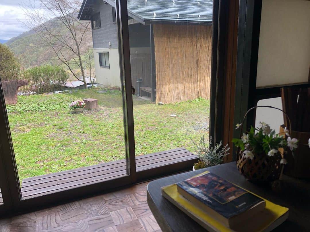 渡辺梨夏子さんのインスタグラム写真 - (渡辺梨夏子Instagram)「■蕎麦まとめ■  暑すぎた去年の夏から色んなお店を巡り始めております〜！お店の空間、ひと、お品書き、お蕎麦の香り、食感、愉しむポイントがたくさん☺︎☺︎ 皆さんのおすすめも是非教えて欲しいです〜！この夏も沢山巡りたい。  ①蕎麦倶楽部 佐々木＠松本 秋単位で生産農家を変えているんだとか。何もつけずに啜ったひと口目の鼻に抜ける香りに感動した🥺"倶楽部"と言うだけある、雰囲気ある店内で、カウンターで常連？のおひとり様もちらほら。  ②行者そば 梅庵@伊那 大根のおろし汁と焼き味噌をそばつゆに入れて頂く、行者そば。太切りの蕎麦にもよく合った。車じゃないと、中々アクセスしにくい場所にありますが、超満員！古民家のようなお店で趣きも💮  ③室町 砂場＠赤坂 注文したのは天もり。（ざるにすると、更科そばになるらしい）海老のかき揚げが濃い目のつゆにインされて提供されます。蕎麦とのバランスが絶妙。そばがきとか、卵焼きとか、お蕎麦以外にも気になる子たちが、、。 また夜ゆっくり来てみたい〜🌝 #蕎麦#そば #蕎麦ログ#そばめも #長野蕎麦 #蕎麦倶楽部佐々木 #行者そば梅庵  #室町砂場」6月4日 22時59分 - riiiico462