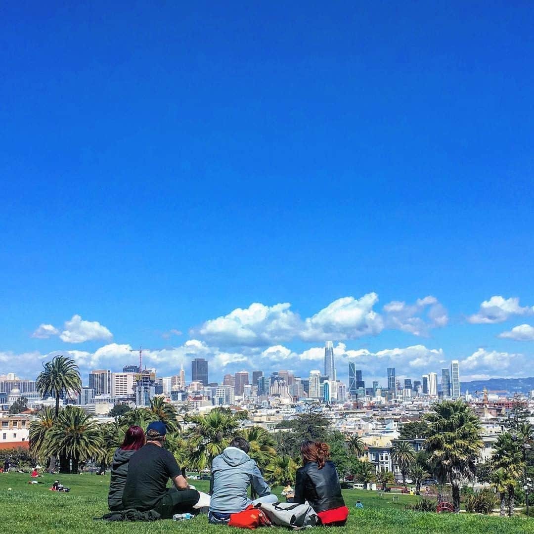 デルタ航空さんのインスタグラム写真 - (デルタ航空Instagram)「San Francisco is known for its diverse vibrant neighborhoods and Mission Dolores Park seems to, literally and figuratively, be at the center of it. When the fog lifts for a perfect summer day, spend an afternoon there having a picnic and people watching. ⠀⠀⠀⠀⠀⠀⠀⠀⠀ Fly direct into #SFO from 9 cities, including #SEA, #LAX and #BOS to enjoy one of the best skyline views. ⠀⠀⠀⠀⠀⠀⠀⠀⠀ Photo: @ricardodantunes」6月4日 23時00分 - delta