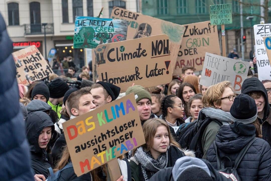 のインスタグラム：「If you want to change the world, empower youth ✊📣! How a new generation of activists are using tech for good. [link in bio]」